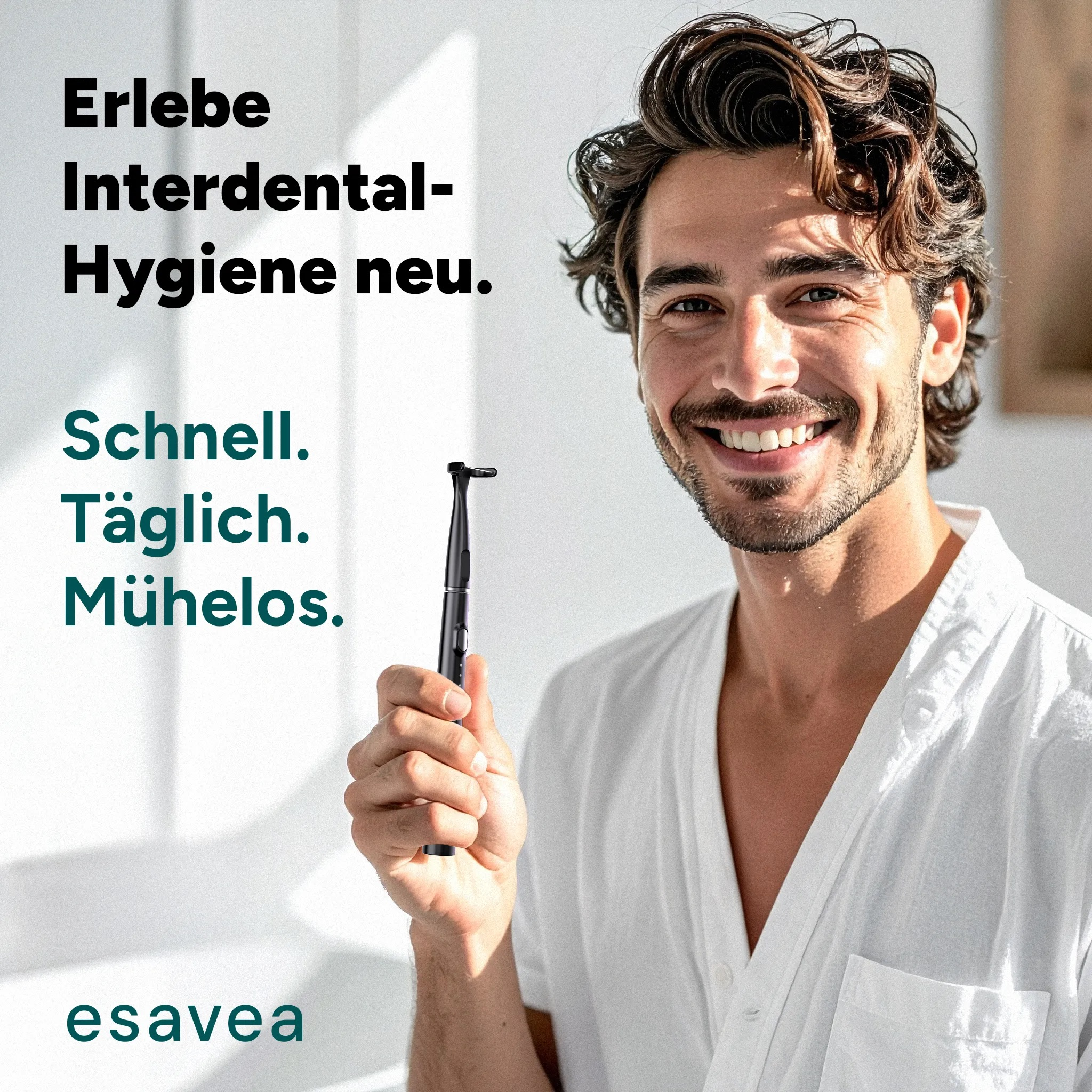 Mann hält ein schwarzes Dentalwerkzeug, lächelt. Text: Erlebe Interdental-Hygiene neu.