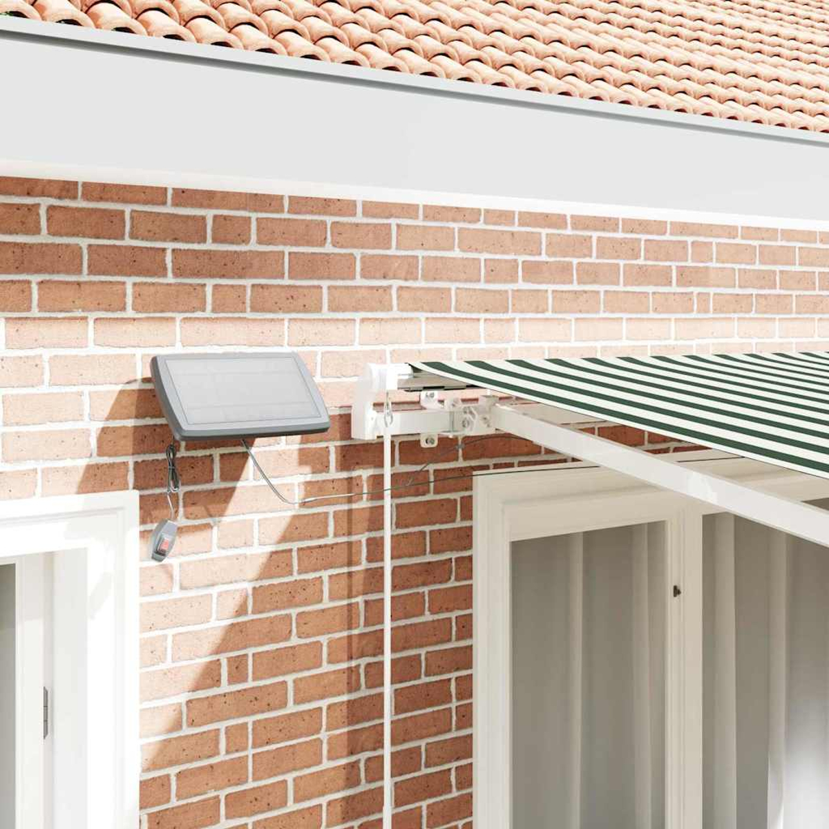 Eine Markise mit grünen und weißen Streifen über einem Fenster, befestigt an einer Ziegelwand.