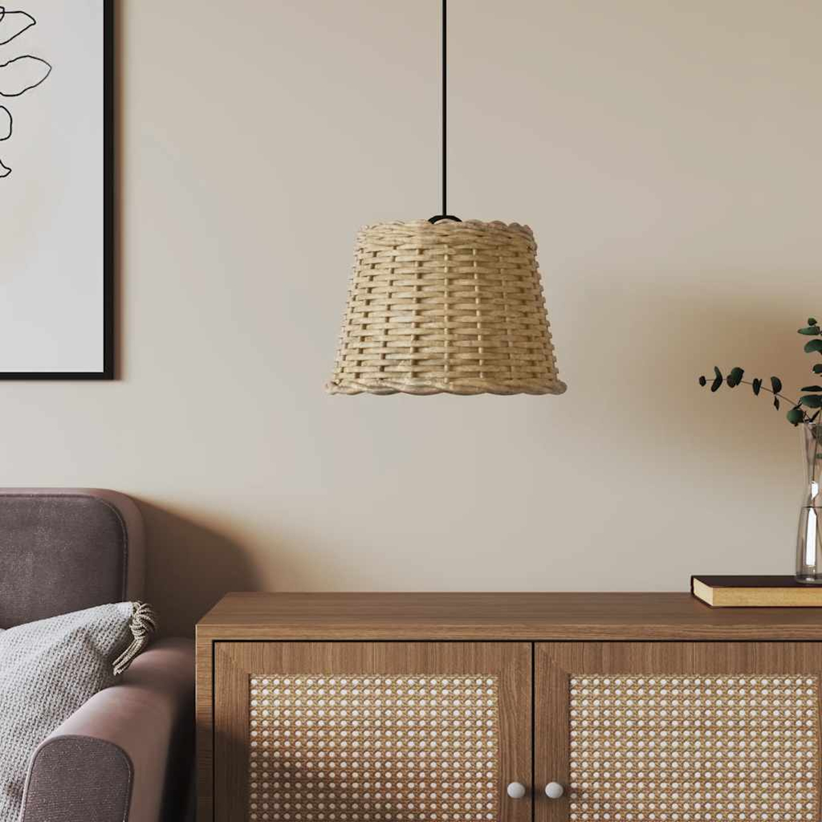 Ein Weidenkorb-Lampenschirm hängt über einem Holzschrank mit Rattanfronten.