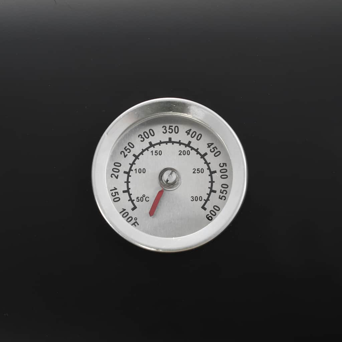 Un termometro con ago rosso su una scala da 100°F a 600°F.