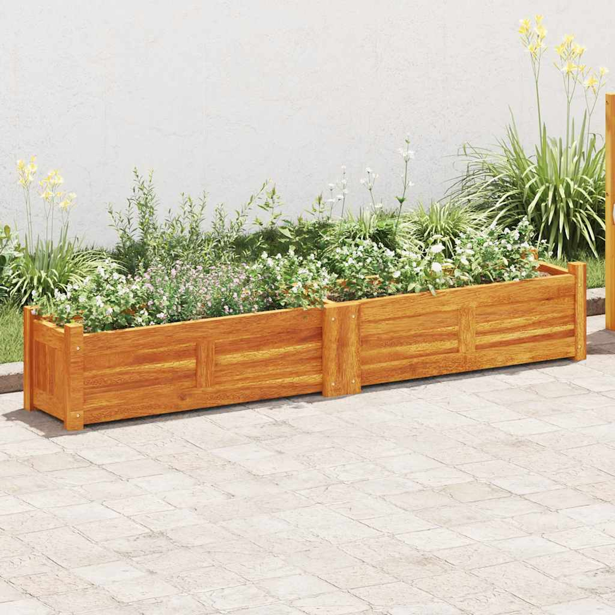 Ein hölzerner Hochbeet mit Pflanzen und Blumen auf einer gepflasterten Terrasse.