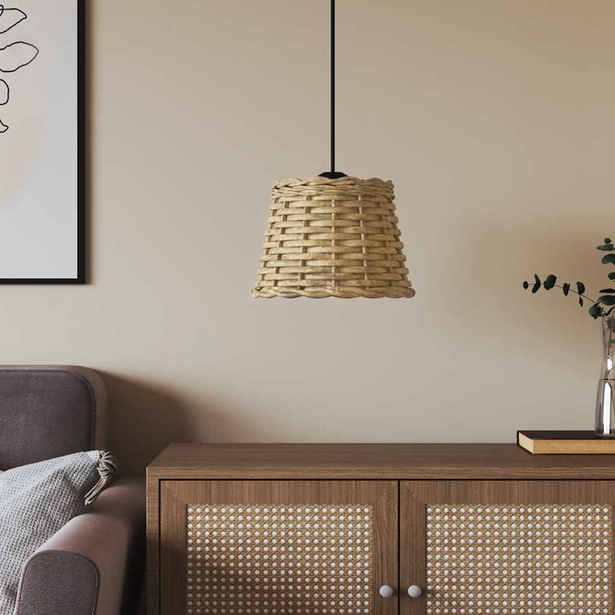 Hängeleuchte aus geflochtenem Material über einem Holzschrank mit Rattan-Details.
