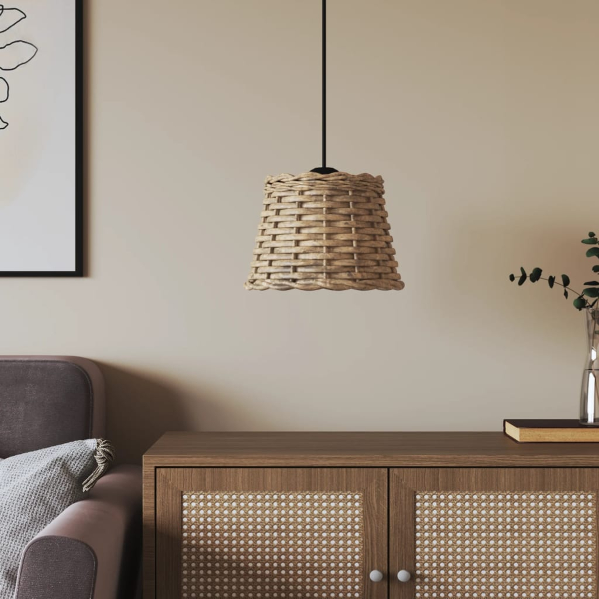 Ein Weidenkorb-Pendelleuchte hängt über einem Holzschrank mit Rattan-Türen.