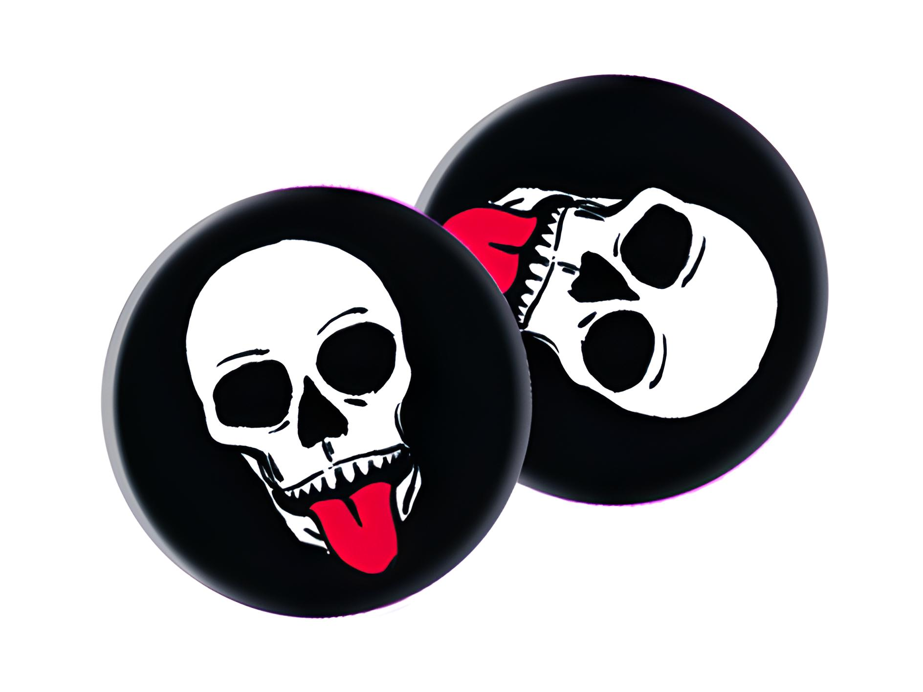 Zwei schwarze Kreise mit Totenkopfsymbolen. Einer zeigt einen Schädel mit roter Zunge, der andere einen von der Seite.