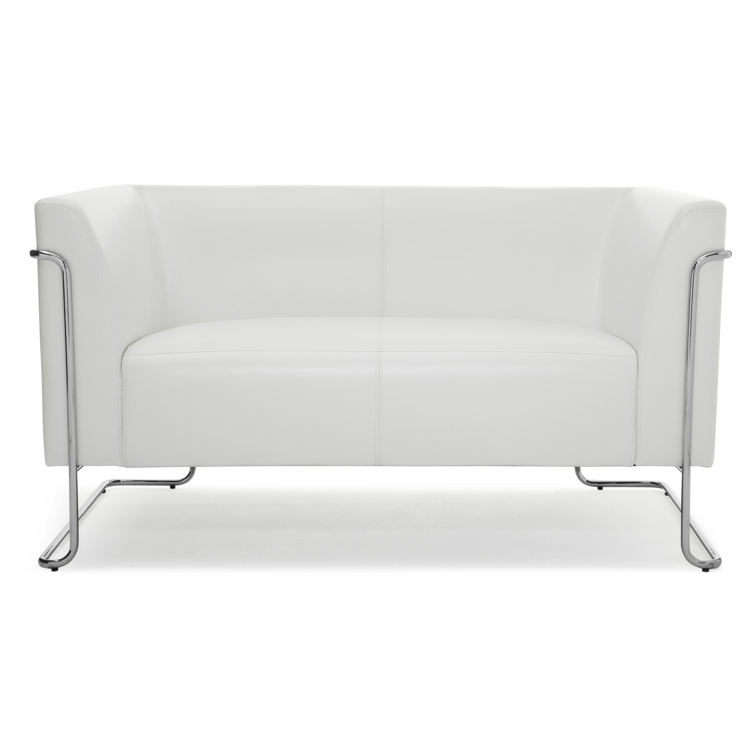 Ein weißes Ledersofa mit Chromrahmen und
niedrigen Beinen.