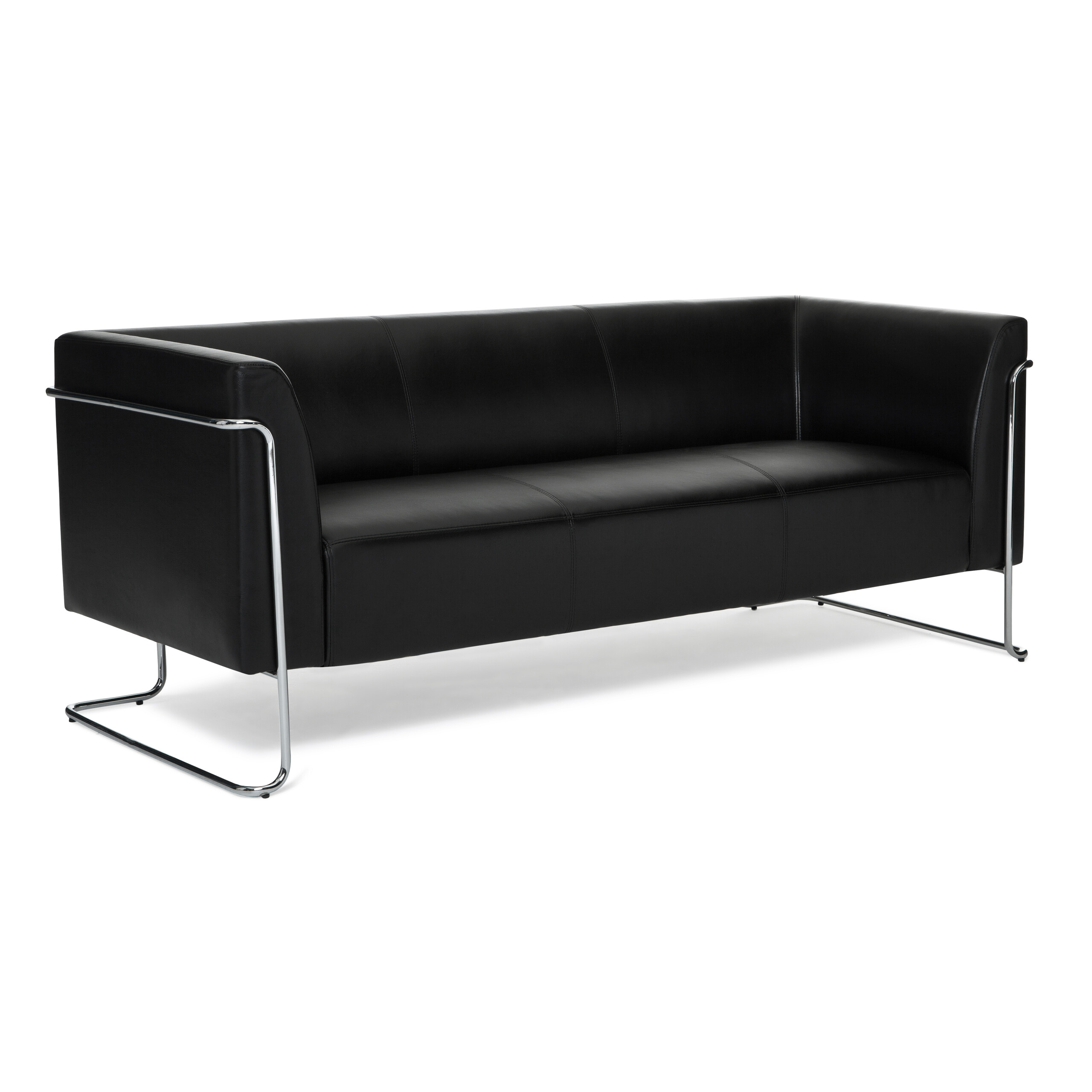 Ein schwarzes Leder Dreisitzer Sofa mit Chromgestell auf weißem Hintergrund.