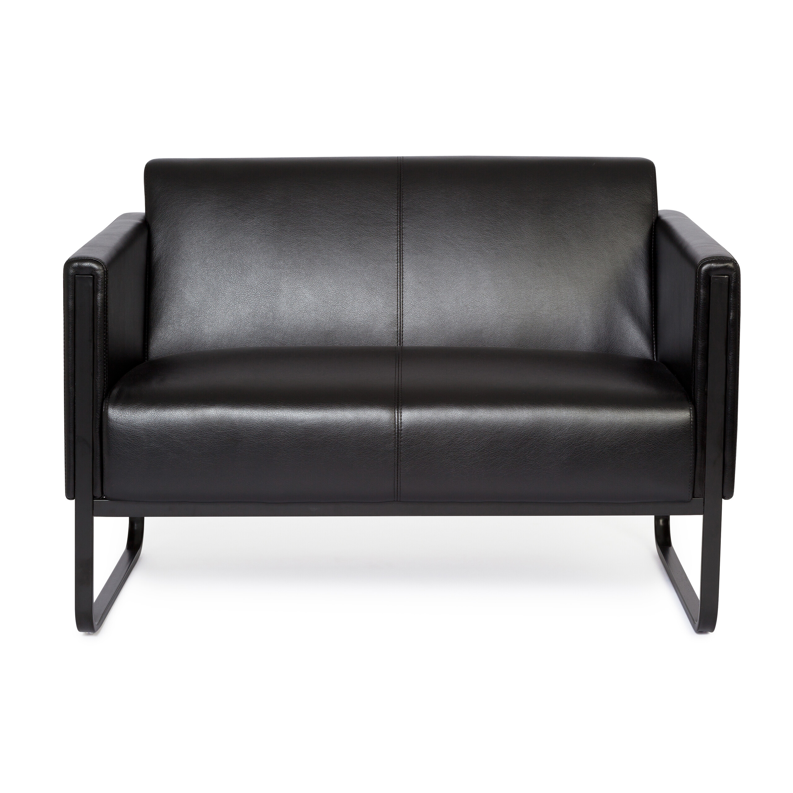 Ein schwarzes Ledersofa mit schlanken Metallbeinen und zwei Sitzplätzen.