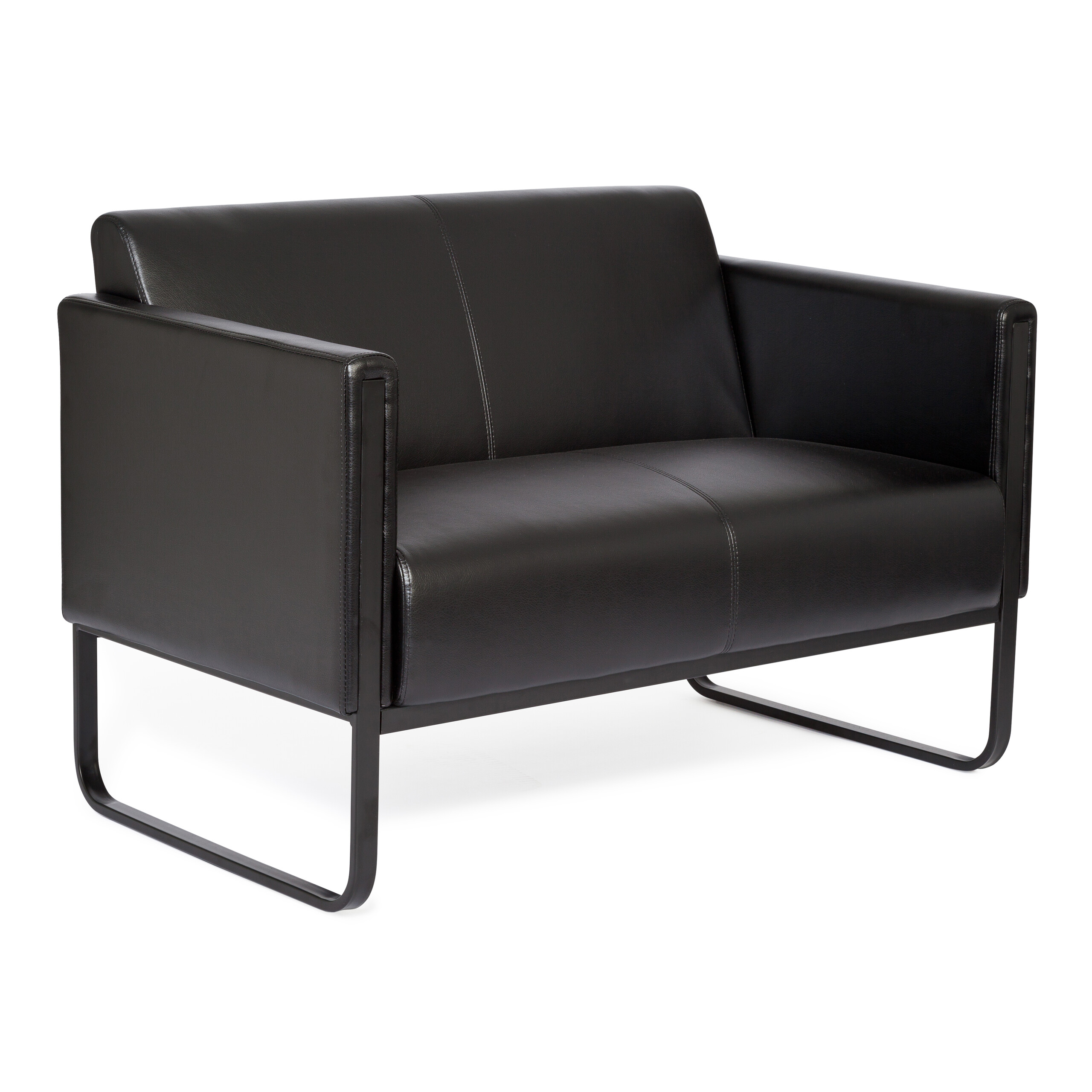 Ein schwarzes Ledersofa mit Metallrahmen steht auf weißem Hintergrund.