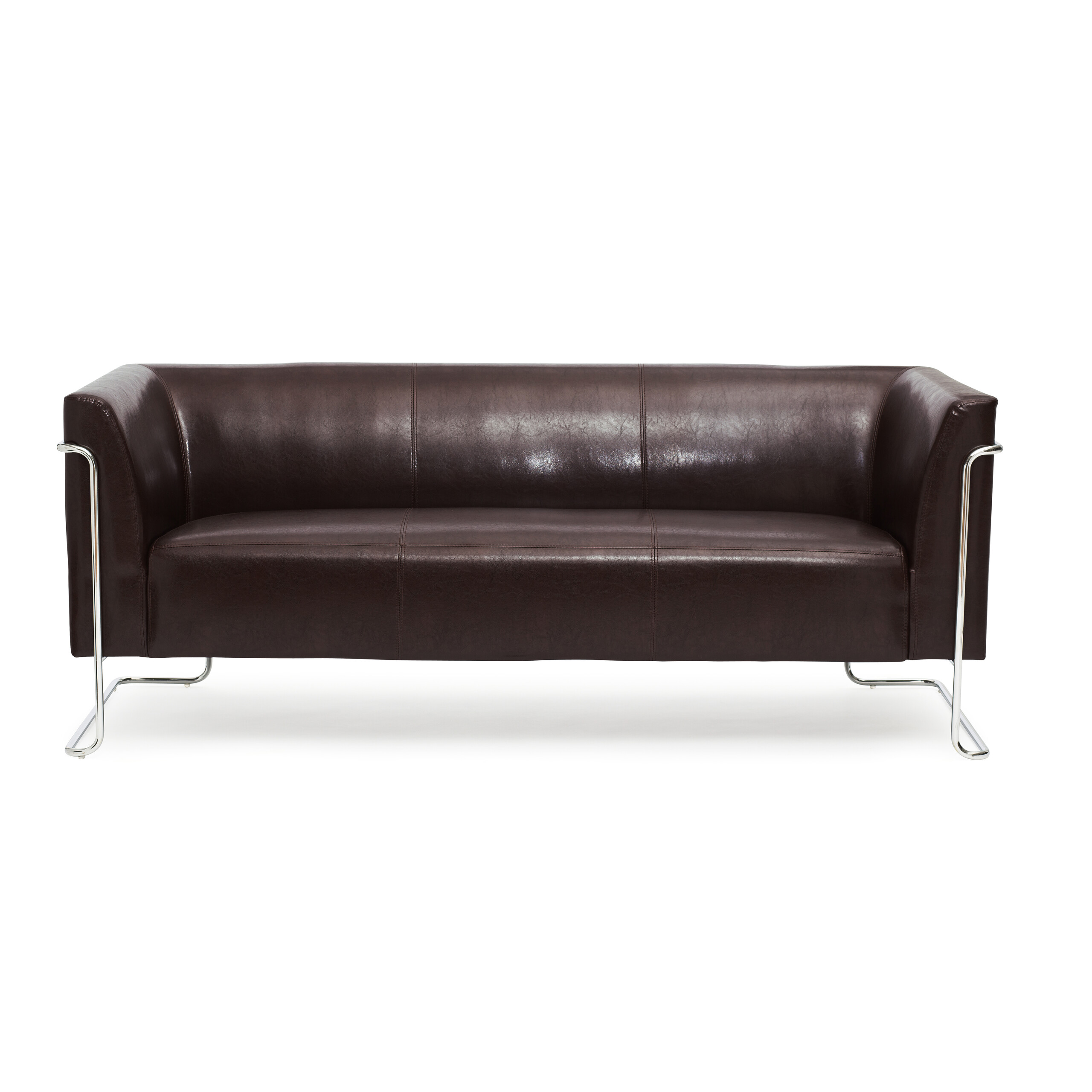 Dunkelbraunes Leder-Sofa mit Chromfüßen vor weißem Hintergrund.