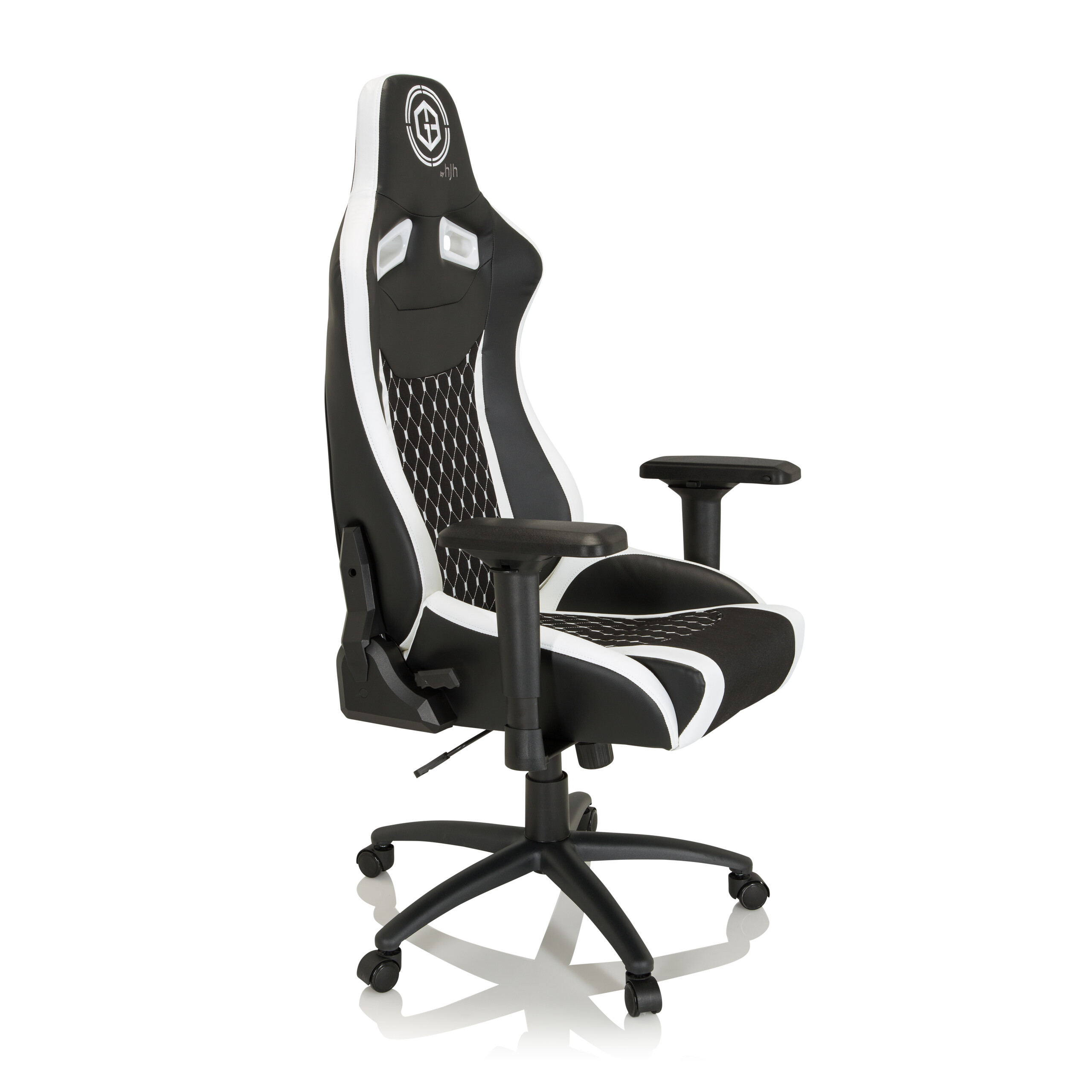 Ein schwarzer und weißer Gaming-Stuhl mit Rollen und Armlehnen.