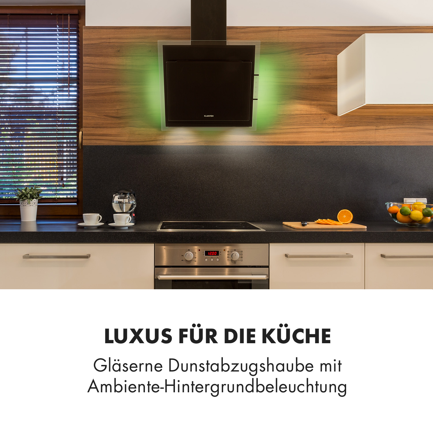 Moderne Küche mit Dunstabzugshaube und Ambientebeleuchtung.