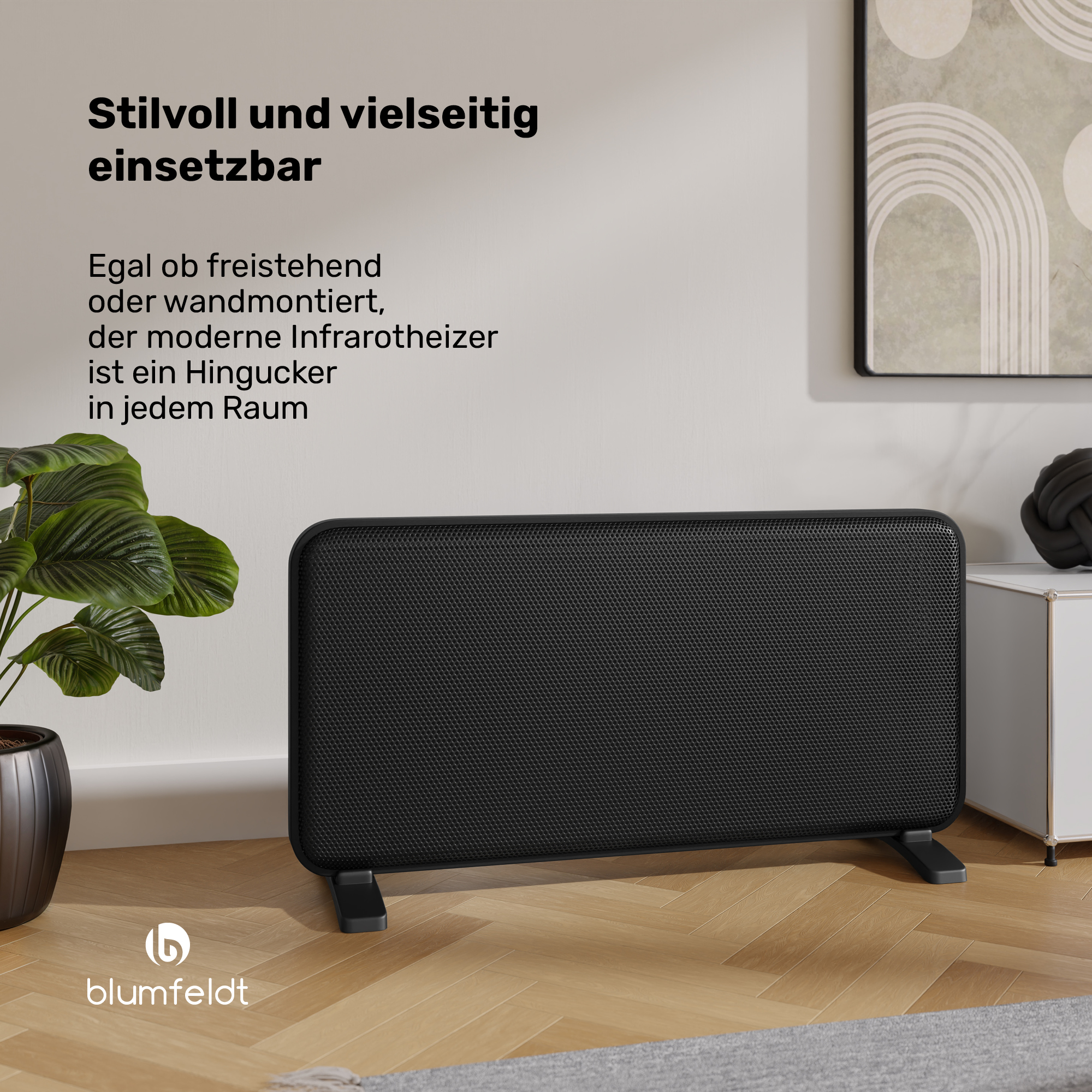 Ein moderner, schwarzer Infrarotheizkörper steht auf einem Parkettboden neben einer Pflanze.