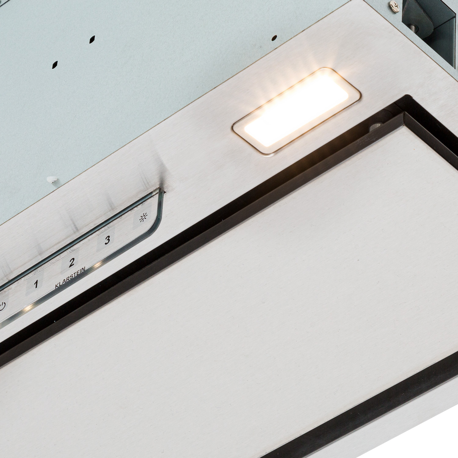 Dettaglio di una cappa aspirante in acciaio inossidabile con luce LED accesa e pannello di controllo.