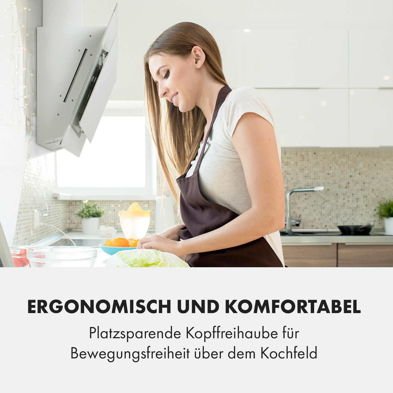 Mujer con delantal marrón cocina en cocina moderna, cortador de verduras con naranjas.