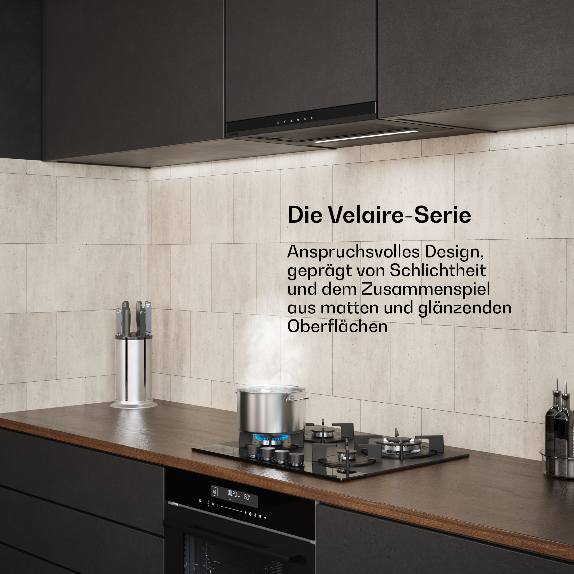Cucina moderna con piano cottura a gas, vapore e ceppo coltelli.