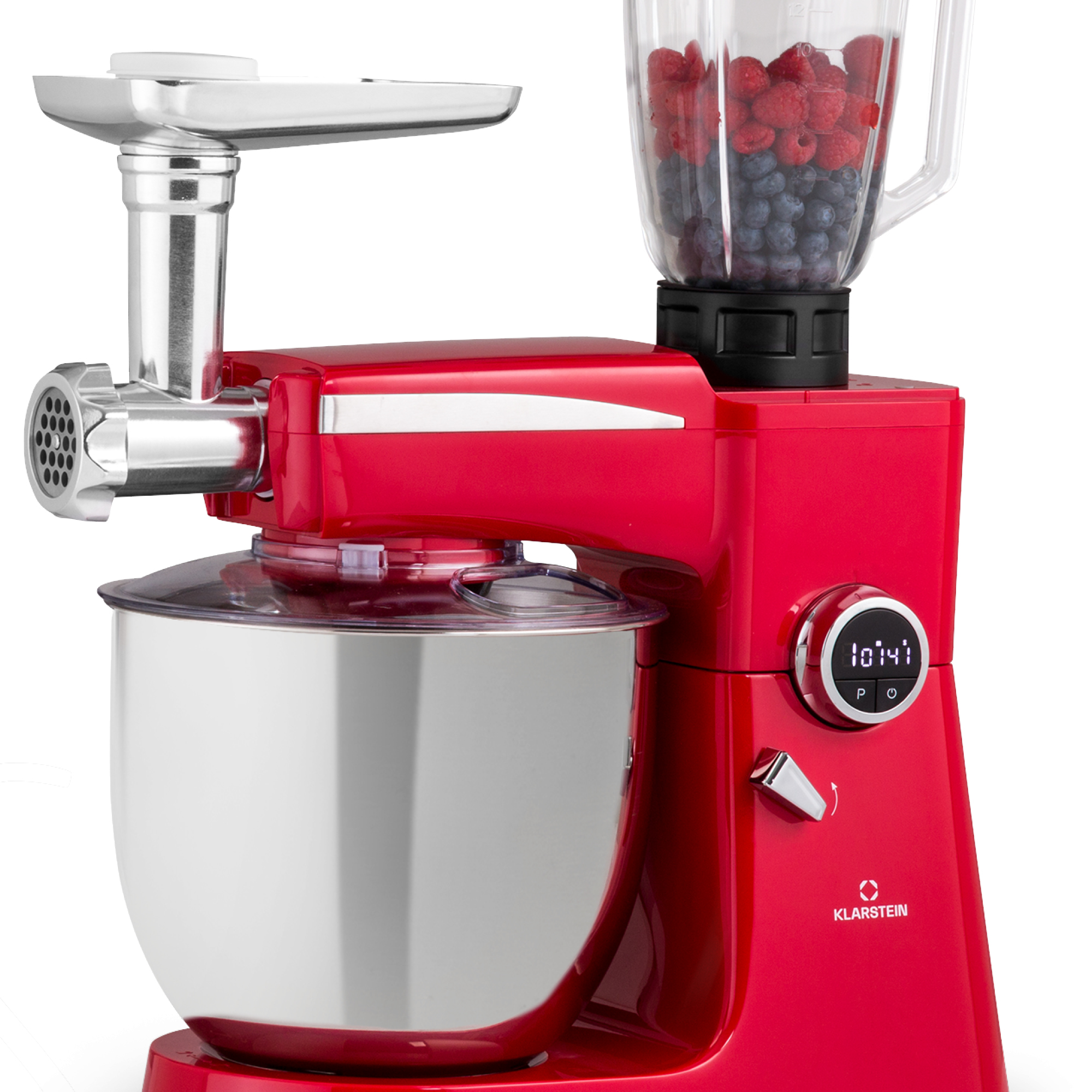 Impastatrice rossa con tritacarne e caraffa frullatore piena di frutti di bosco.