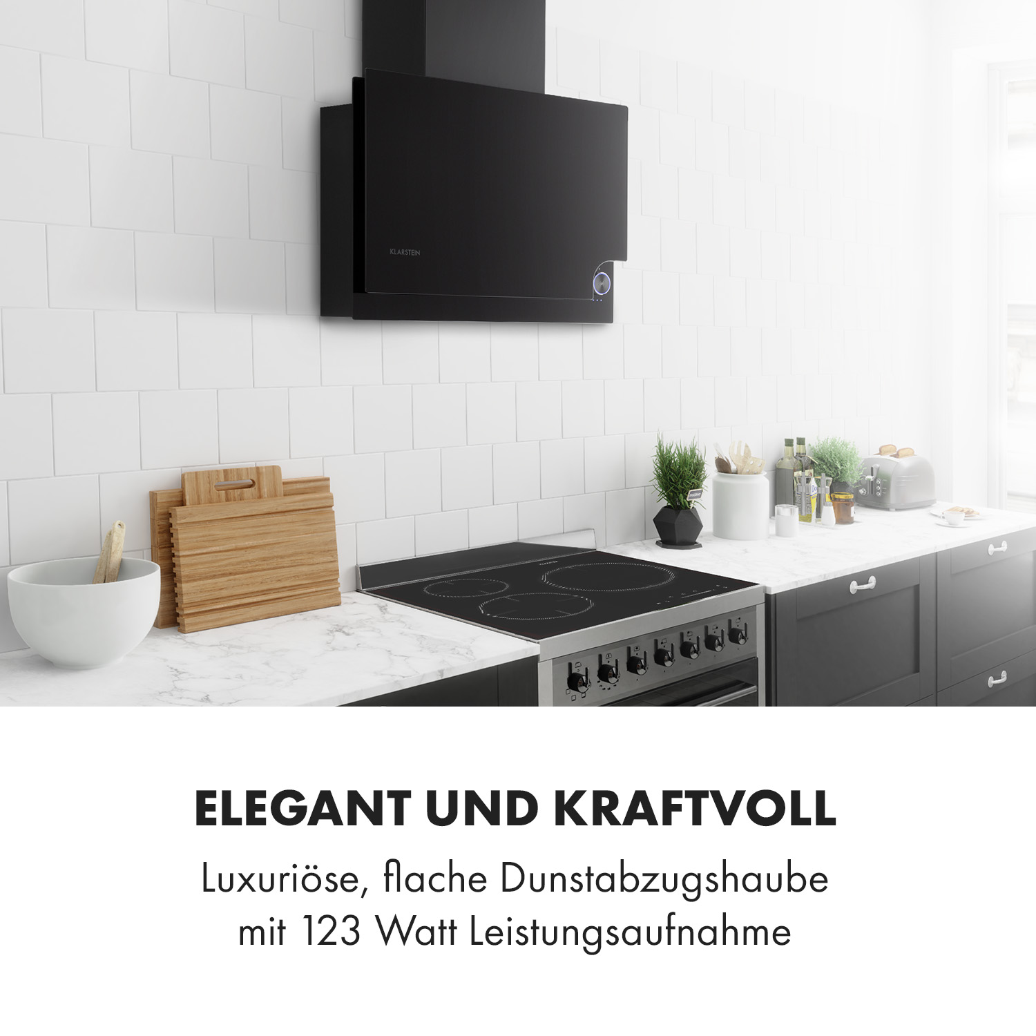 Schwarze Dunstabzugshaube über einem Kochfeld mit weißen Kacheln und Küchenutensilien.