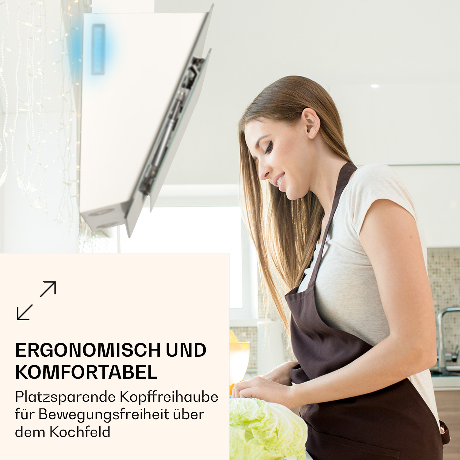 Una mujer cocina con una campana extractora con iluminación LED.