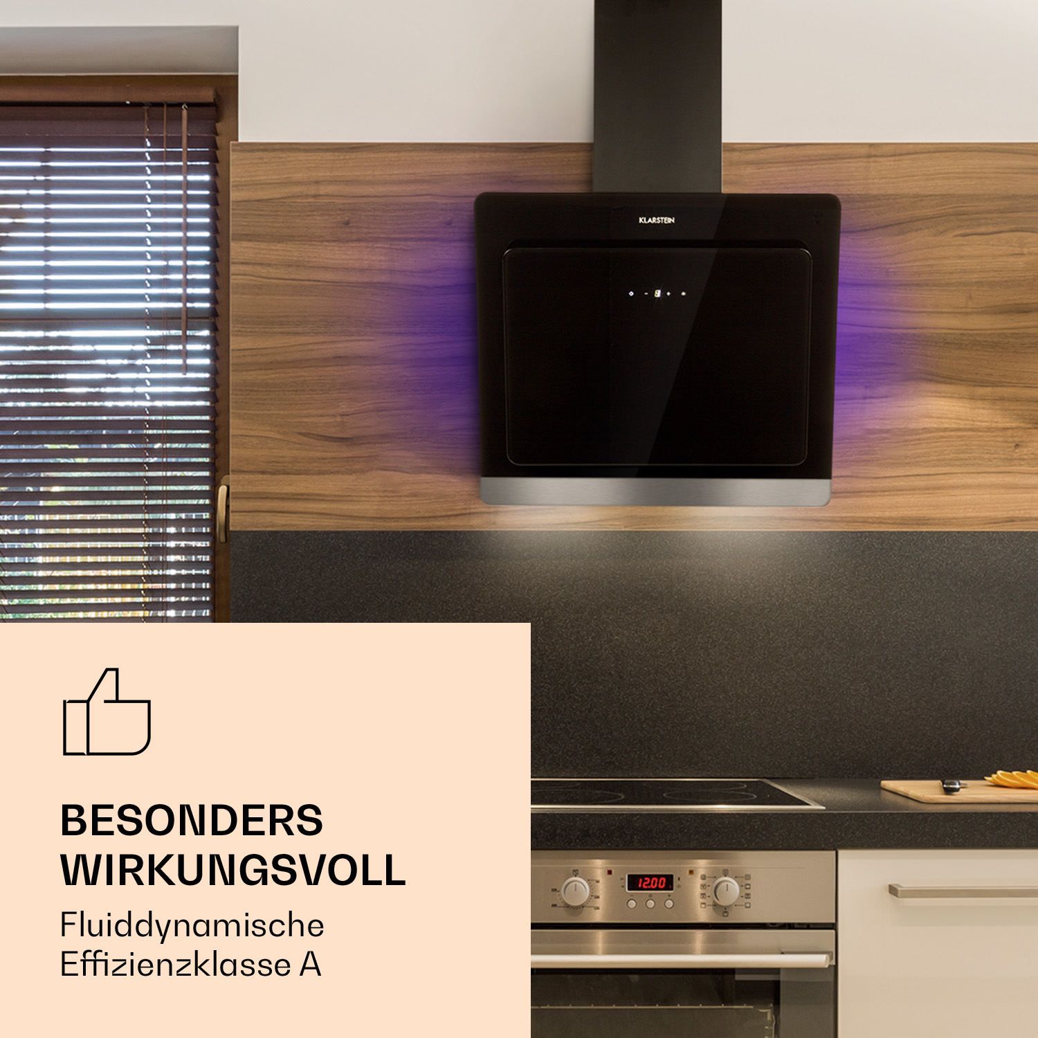 Moderne Dunstabzugshaube mit Glasfront und LED-Beleuchtung über einem Herd.