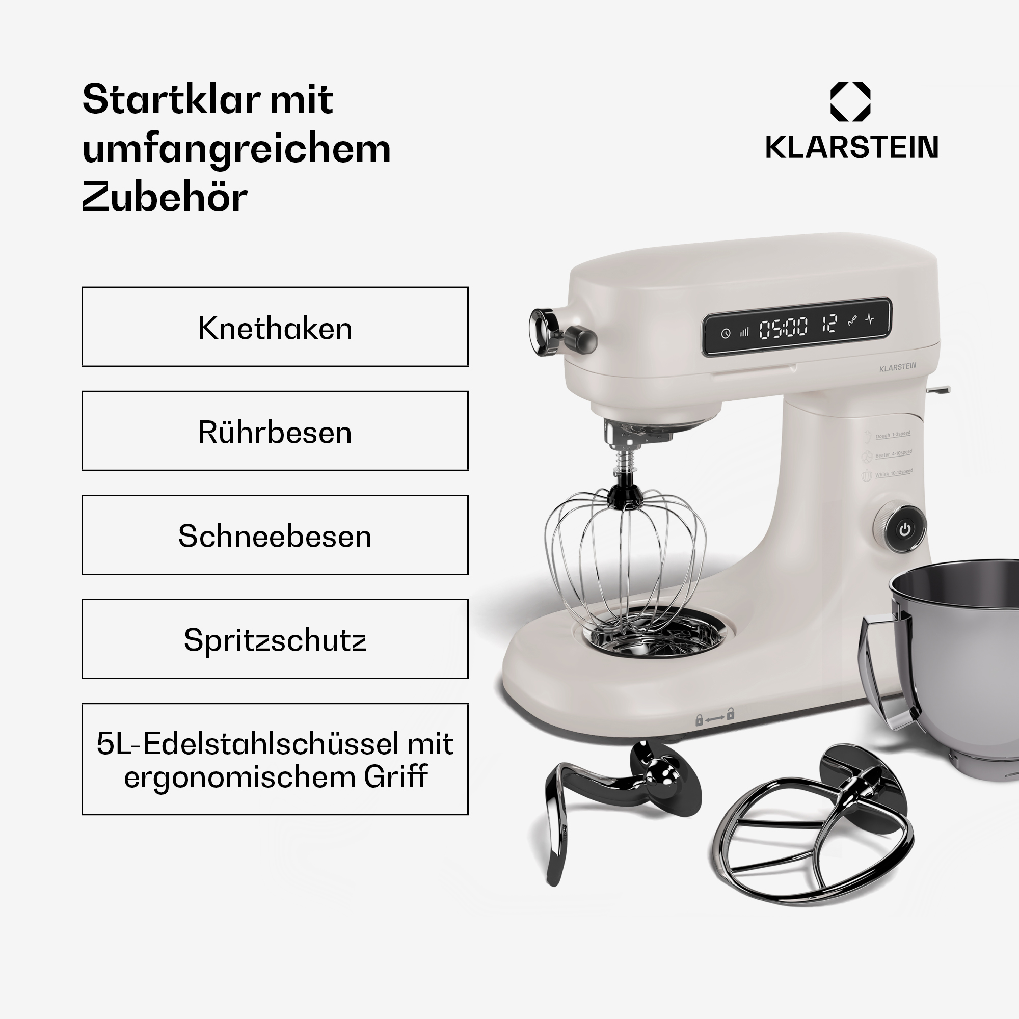 Eine weiße Küchenmaschine mit Zubehör wie Knethaken, Rührbesen und Schüssel.