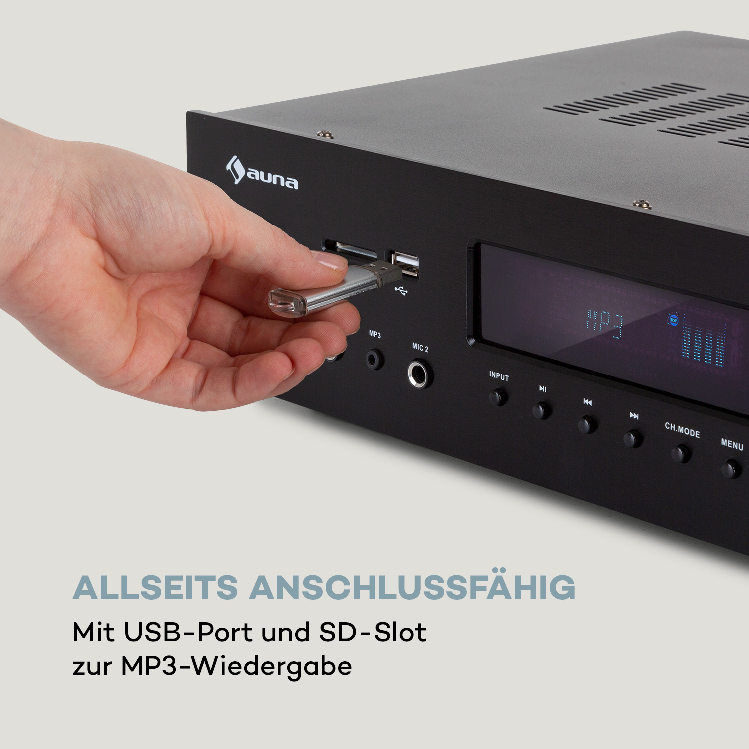 Eine Hand steckt einen USB-Stick in ein schwarzes Audiogerät mit SD-Kartenleser.
