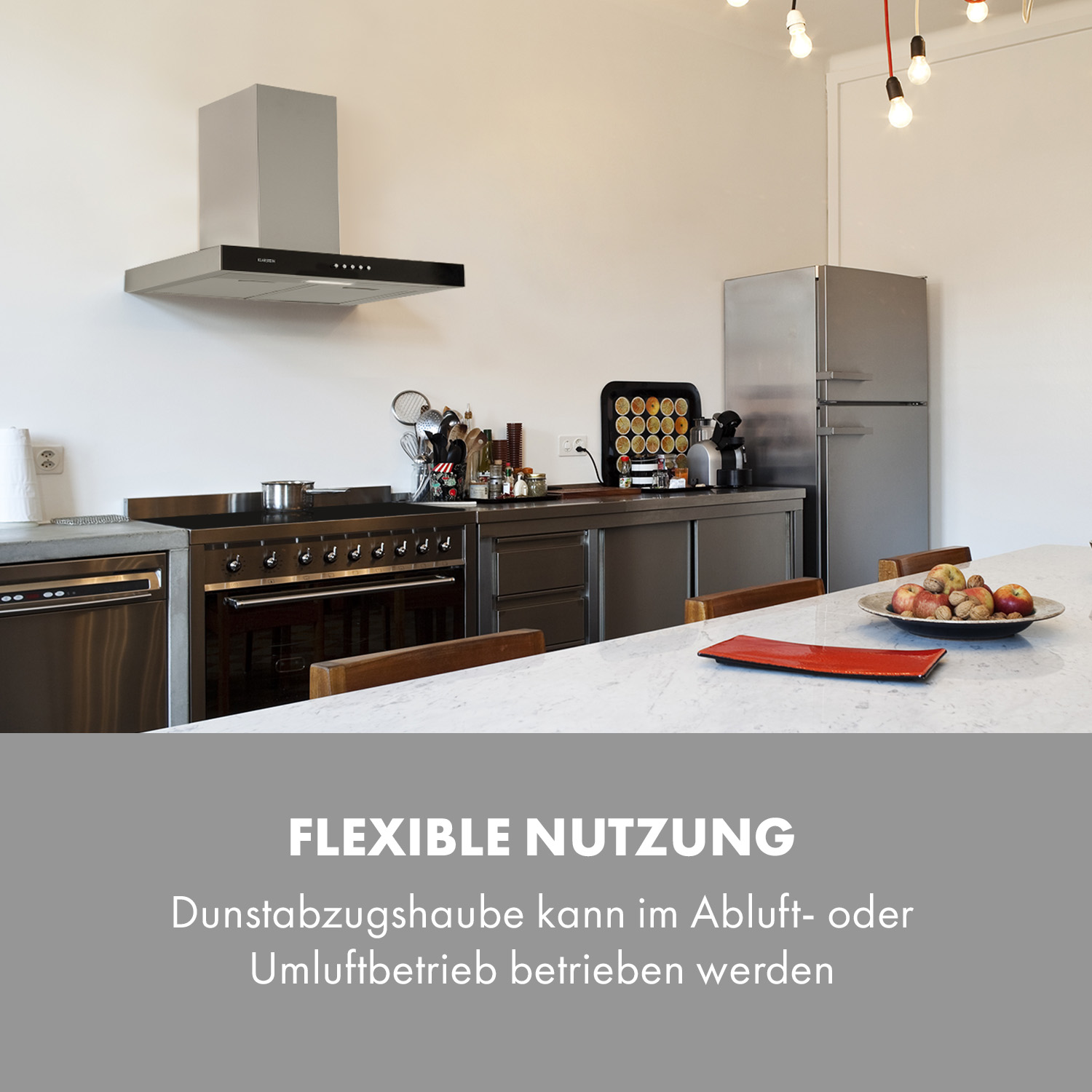 Cucina moderna con cappa, frigorifero e zona pranzo.
