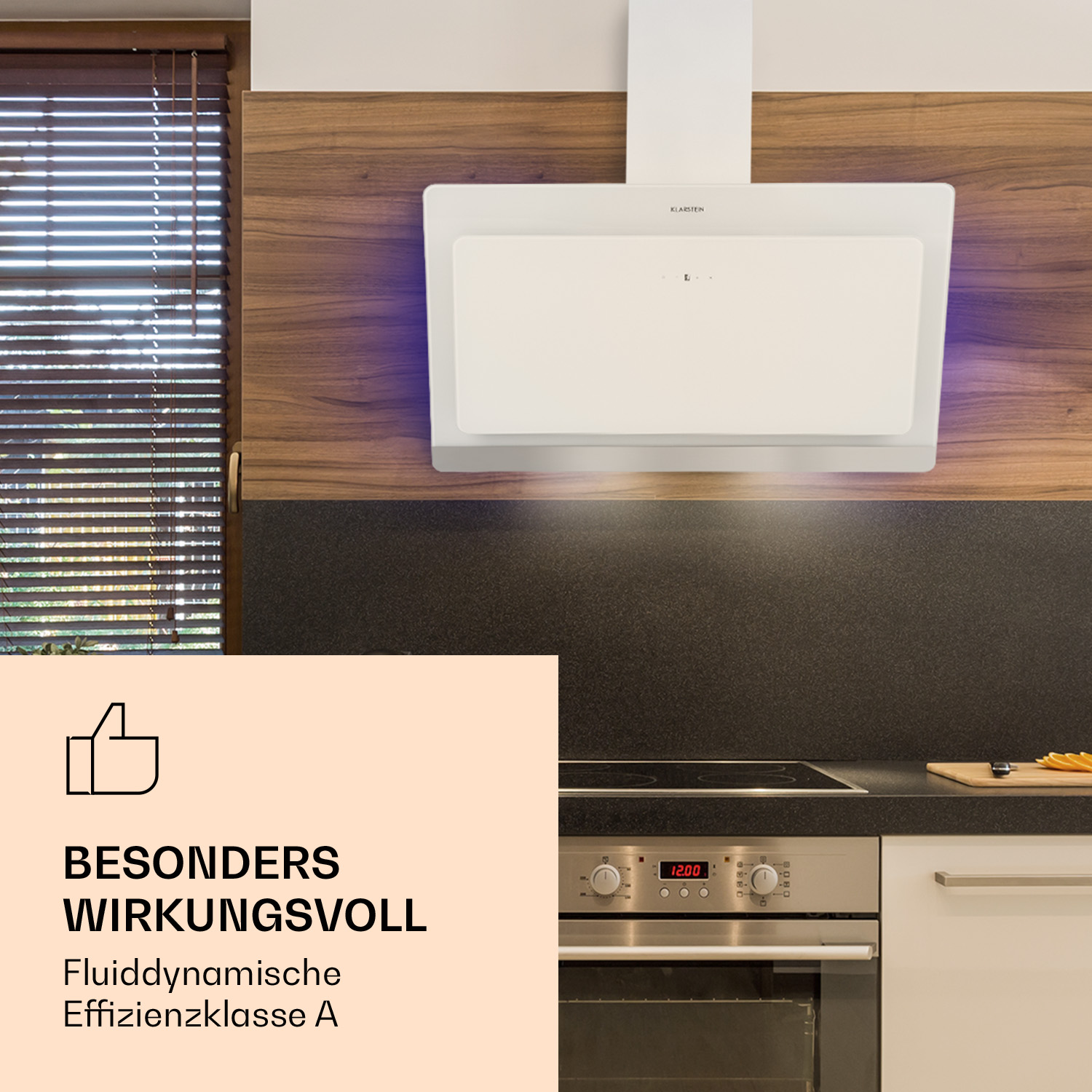 Eine weiße Dunstabzugshaube über einem Kochfeld mit Holzwand und Jalousien.