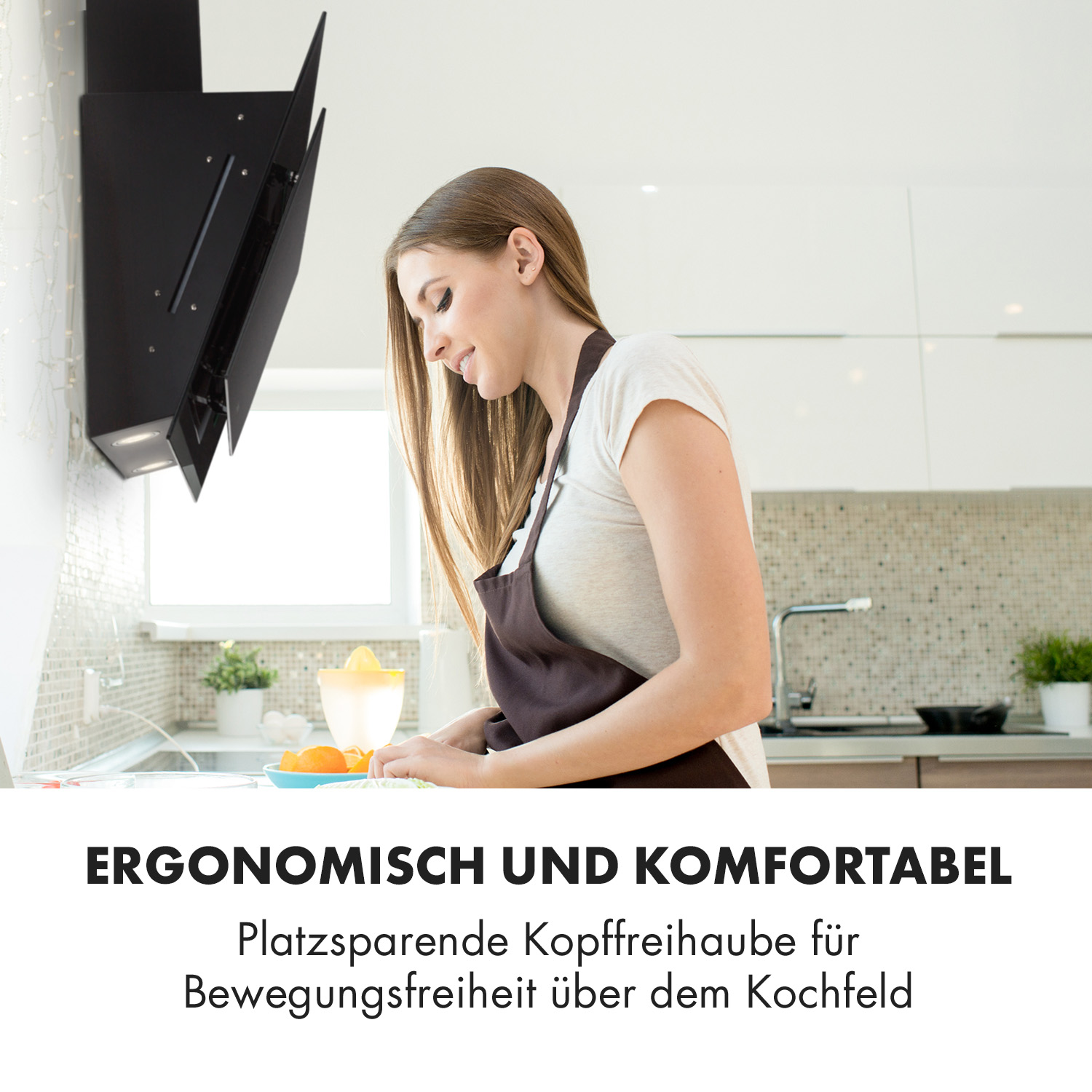Eine Frau in der Küche bereitet Essen zu, unter einer Dunstabzugshaube.