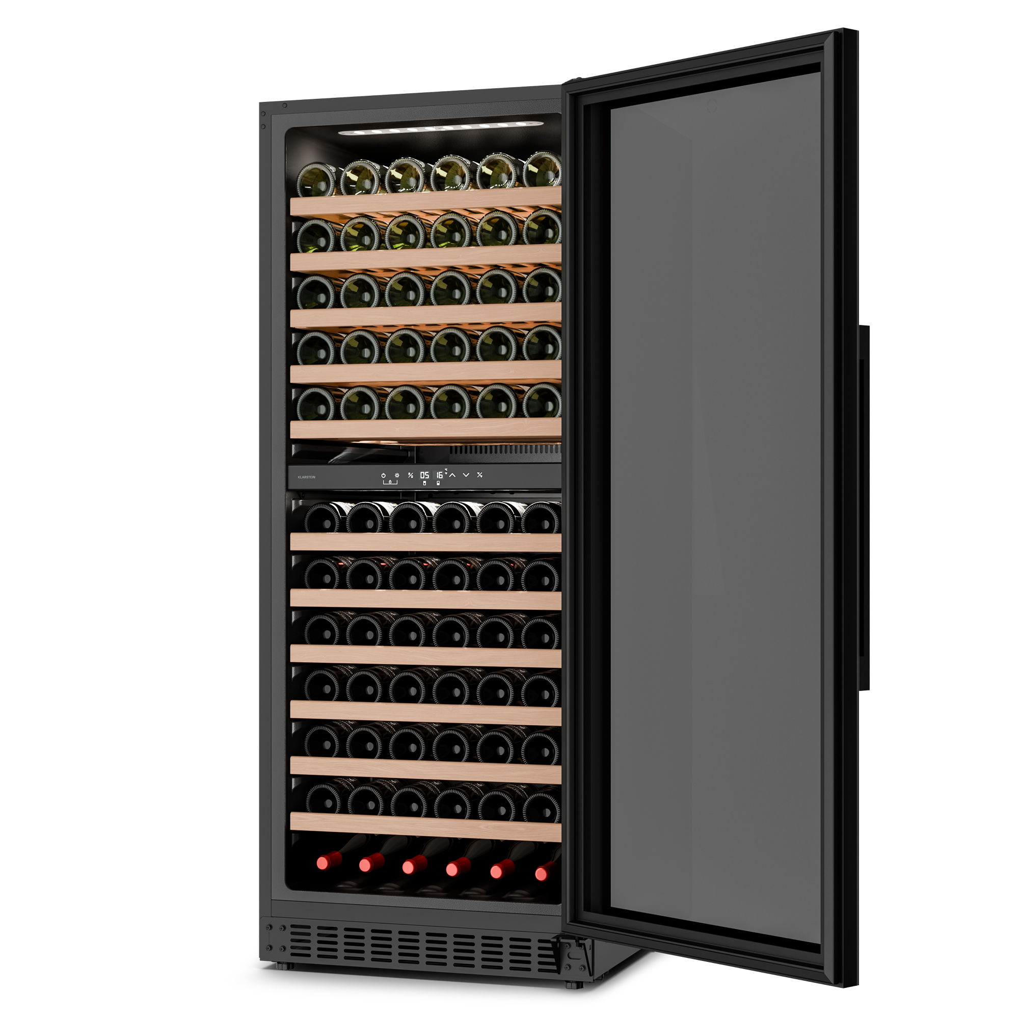 Ein offener Weinkühlschrank mit vielen Flaschen auf Holzregalen und einer Glastür.