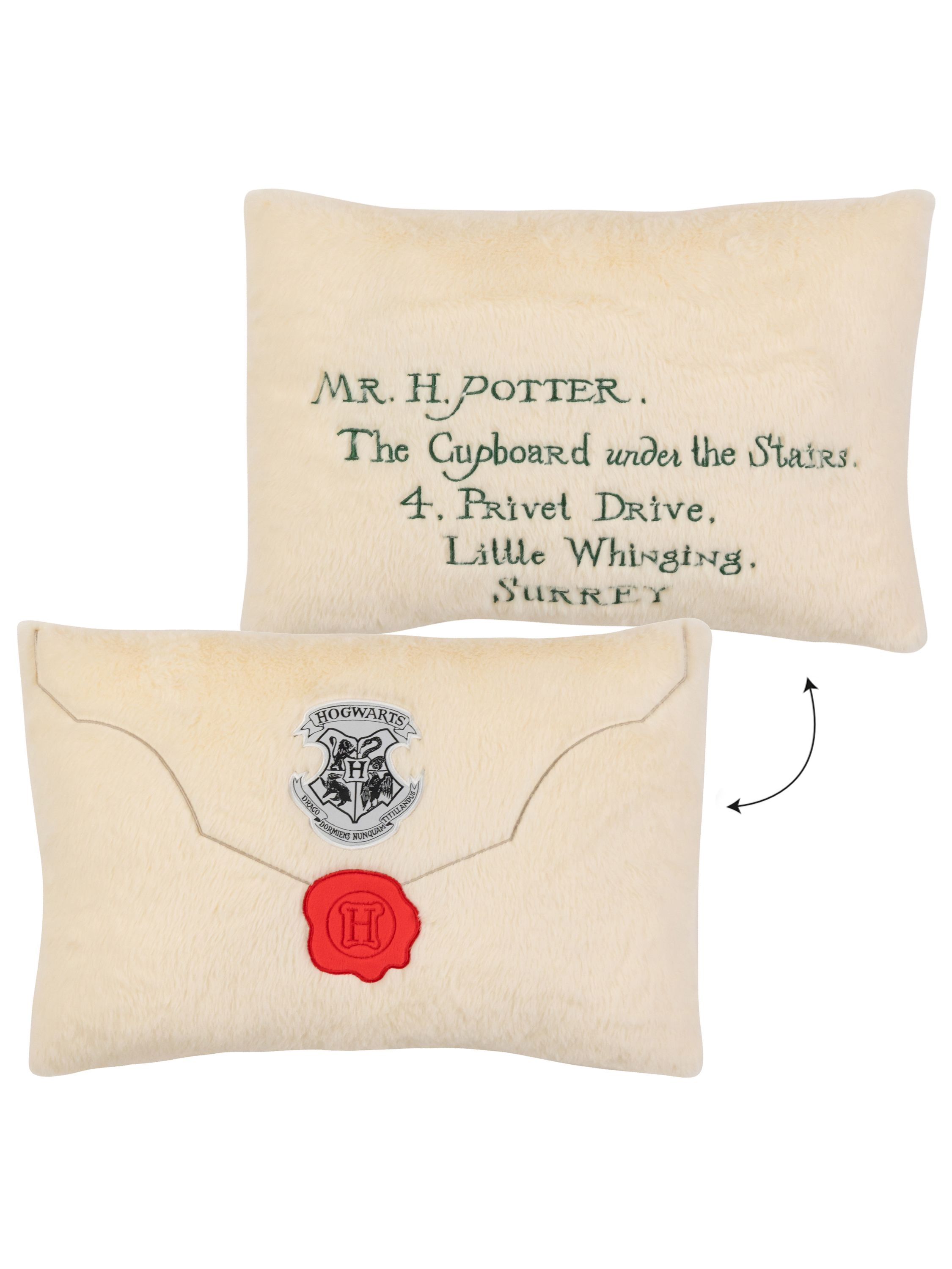 Ein Kissen mit Hogwarts-Brief-Design, beige mit rotem Siegel.