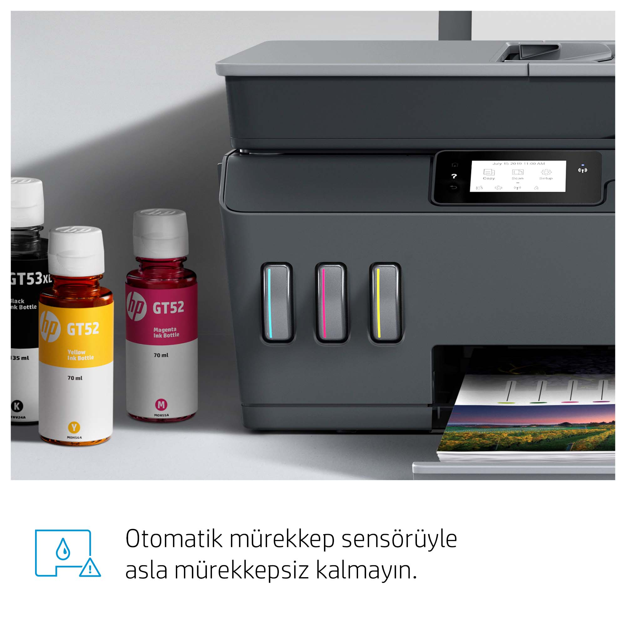 Sarı, magenta ve siyah mürekkep şişeleri olan bir yazıcı.