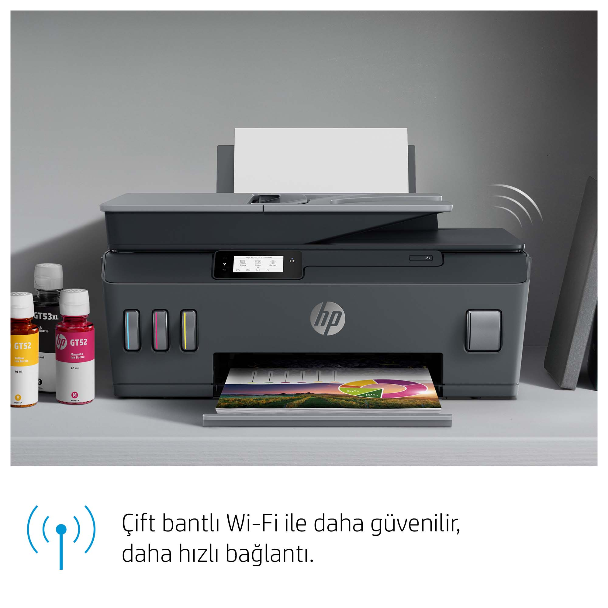 Sarı, siyah ve magenta mürekkep şişeleri olan bir yazıcı.