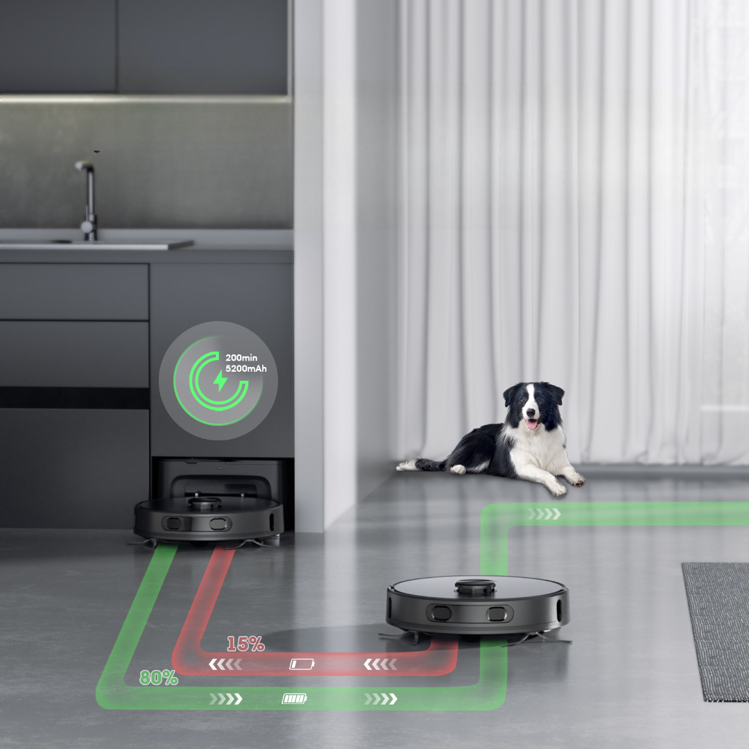 Un robot aspirapolvere si carica mentre un cane giace sullo sfondo.