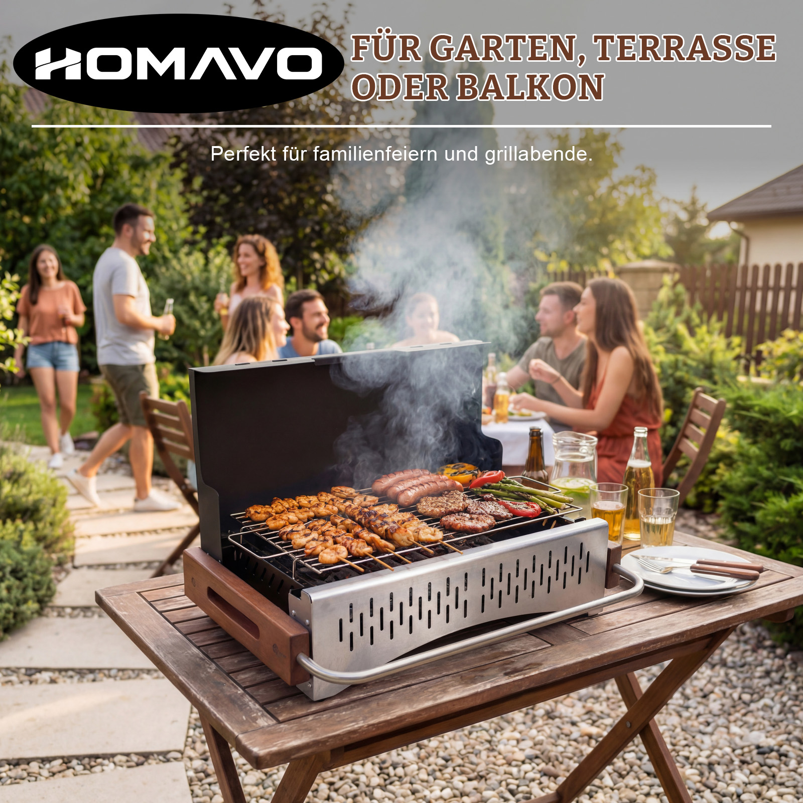 Menschen grillen im Garten. Fleisch und Garnelen auf dem Grill. Rauch steigt auf.