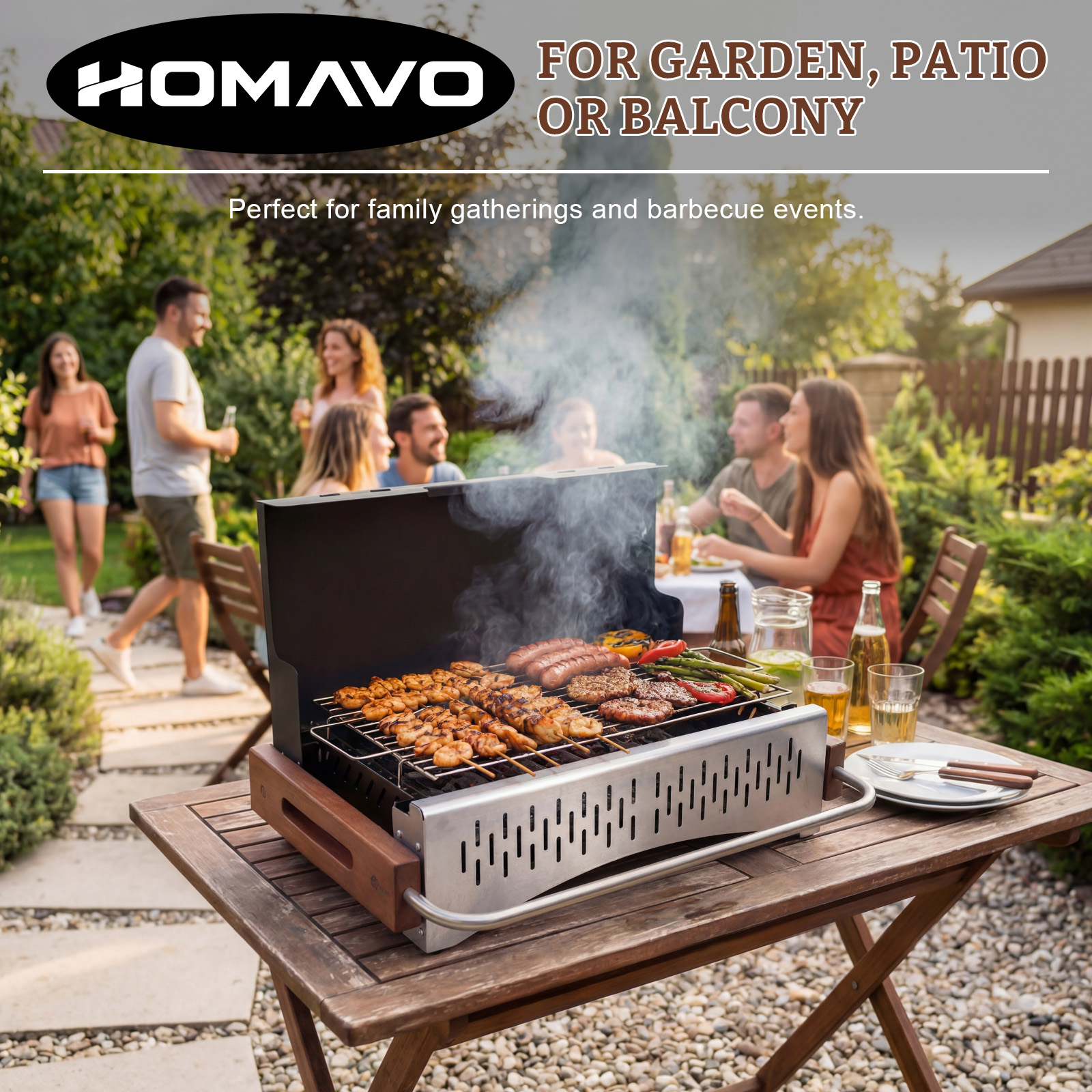 Ludzie grillują w ogrodzie. Mięso i krewetki na grillu. Unosi się dym.