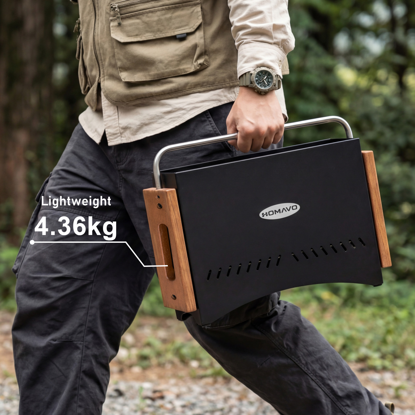 Osoba niosąca czarny grill z drewnianymi uchwytami. Lekki 4,36kg.