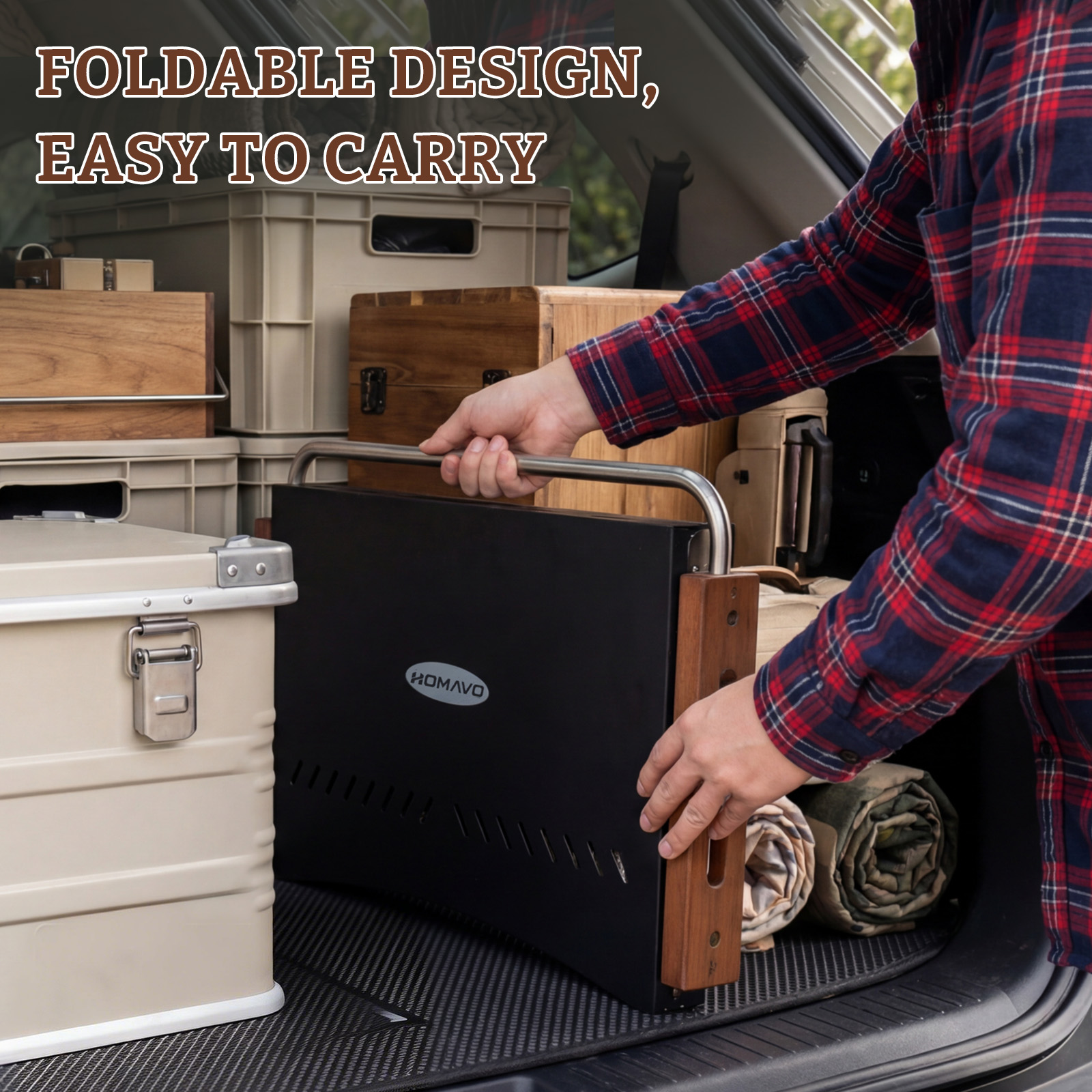 Osoba pakująca czarny grill z drewnianymi uchwytami do samochodu, obok skrzyń.