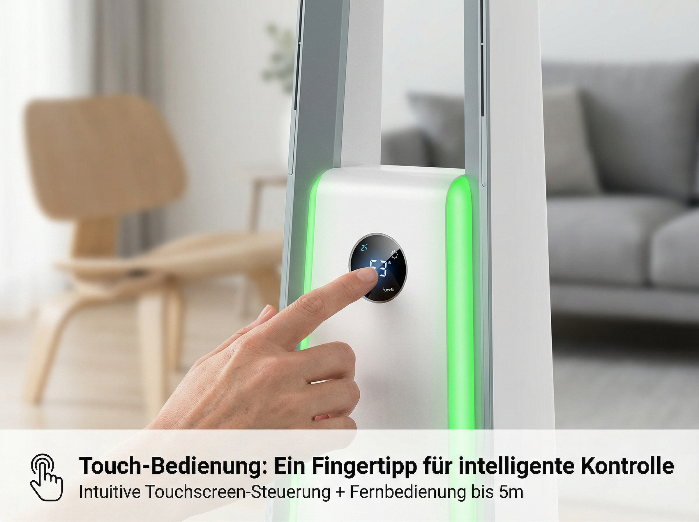 Eine Hand berührt einen Touchscreen mit grüner Beleuchtung. Ein Sessel im Hintergrund.