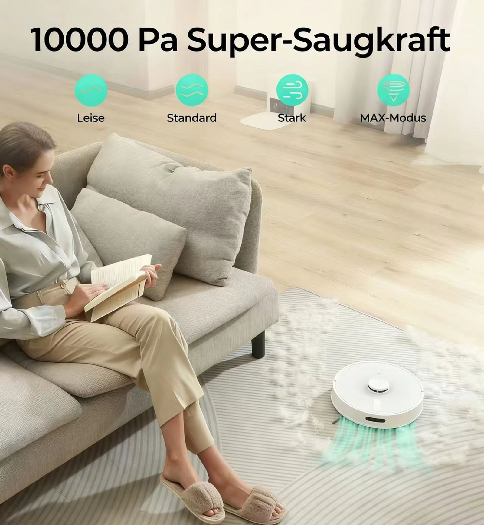 Eine Frau liest auf einem Sofa, während ein Saugroboter im Hintergrund reinigt.