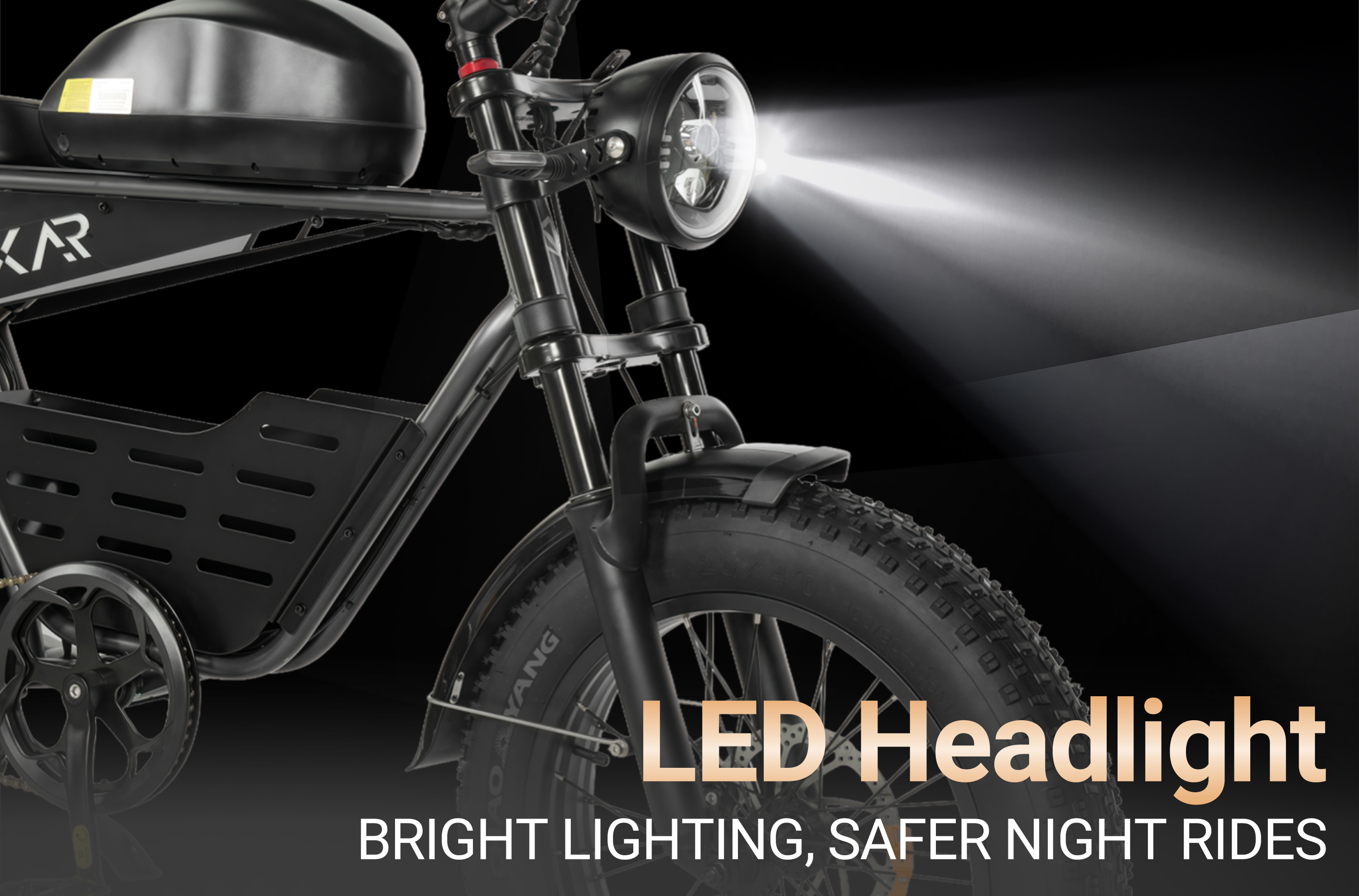 Una bicicleta eléctrica negra con faro LED brillante y llantas anchas.