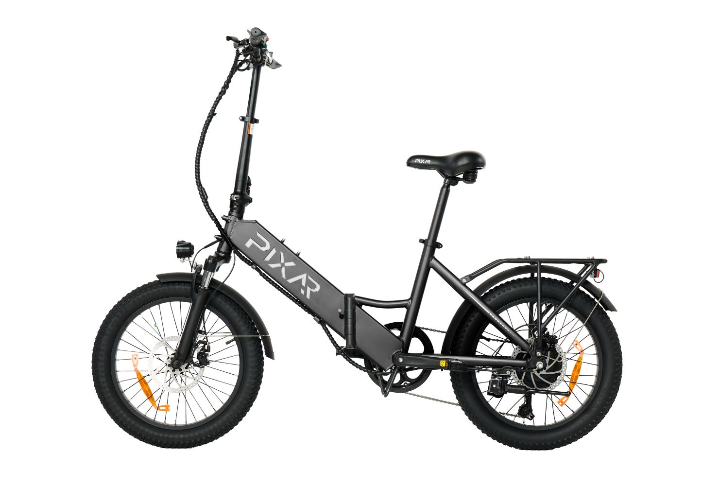 Una e-bike plegable negra con neumáticos anchos y portaequipajes.
