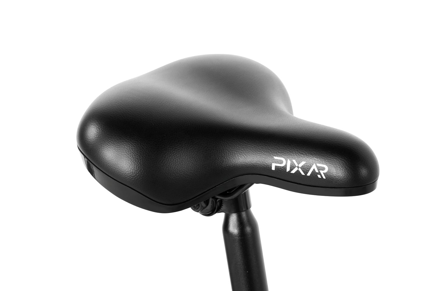 Sillín de bicicleta negro con logo PIXAR blanco sobre fondo blanco.
