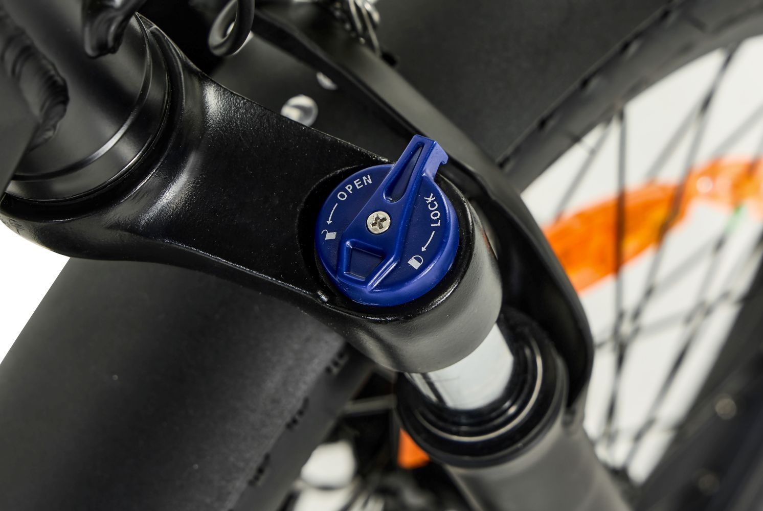 Dial azul con marcas 'Open' y 'Lock' en la horquilla de una bicicleta.
