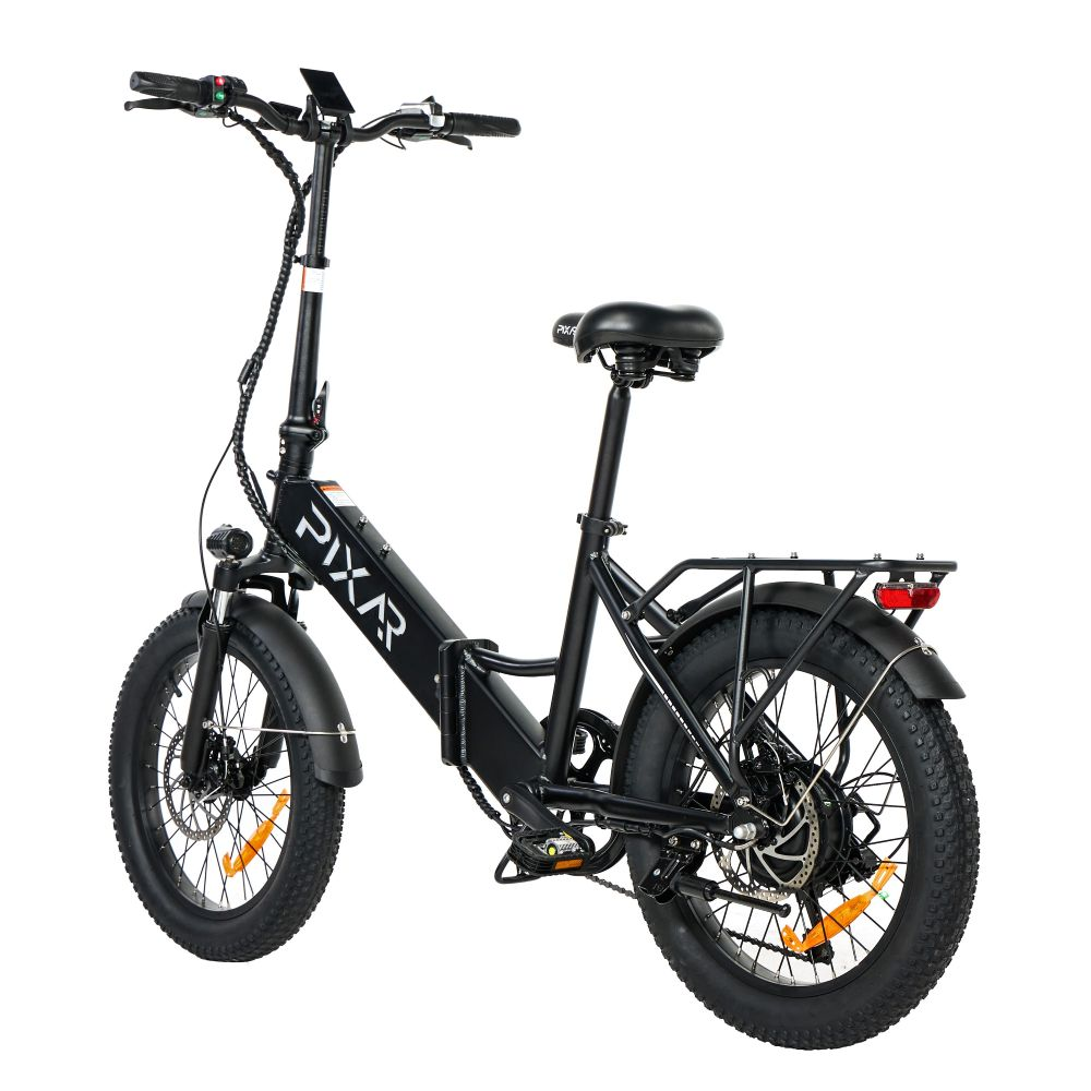 Una bicicleta eléctrica negra con ruedas anchas y portabultos trasero, sobre fondo blanco.