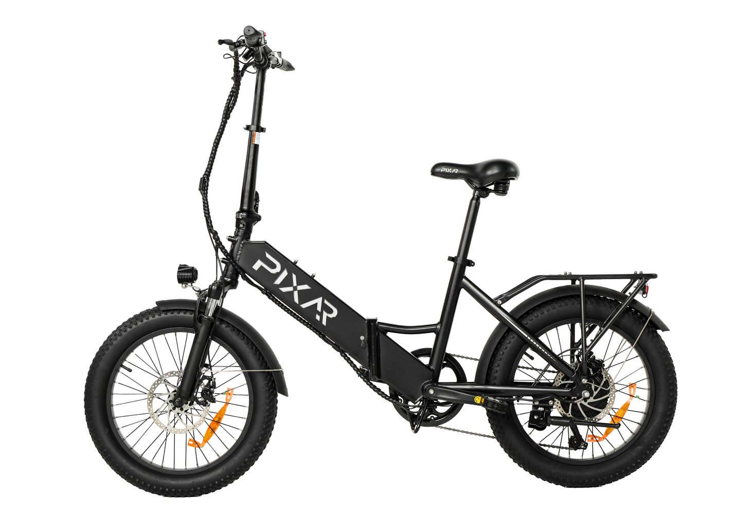 Una bicicleta eléctrica plegable negra con ruedas anchas y portaequipajes.