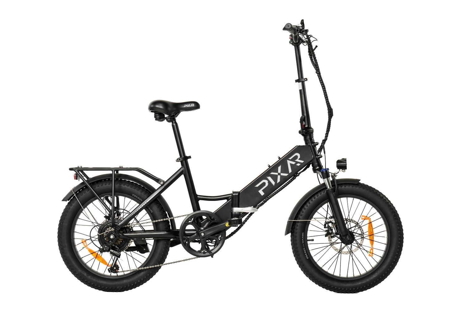 Bicicleta eléctrica plegable negra con neumáticos anchos y portaequipajes.