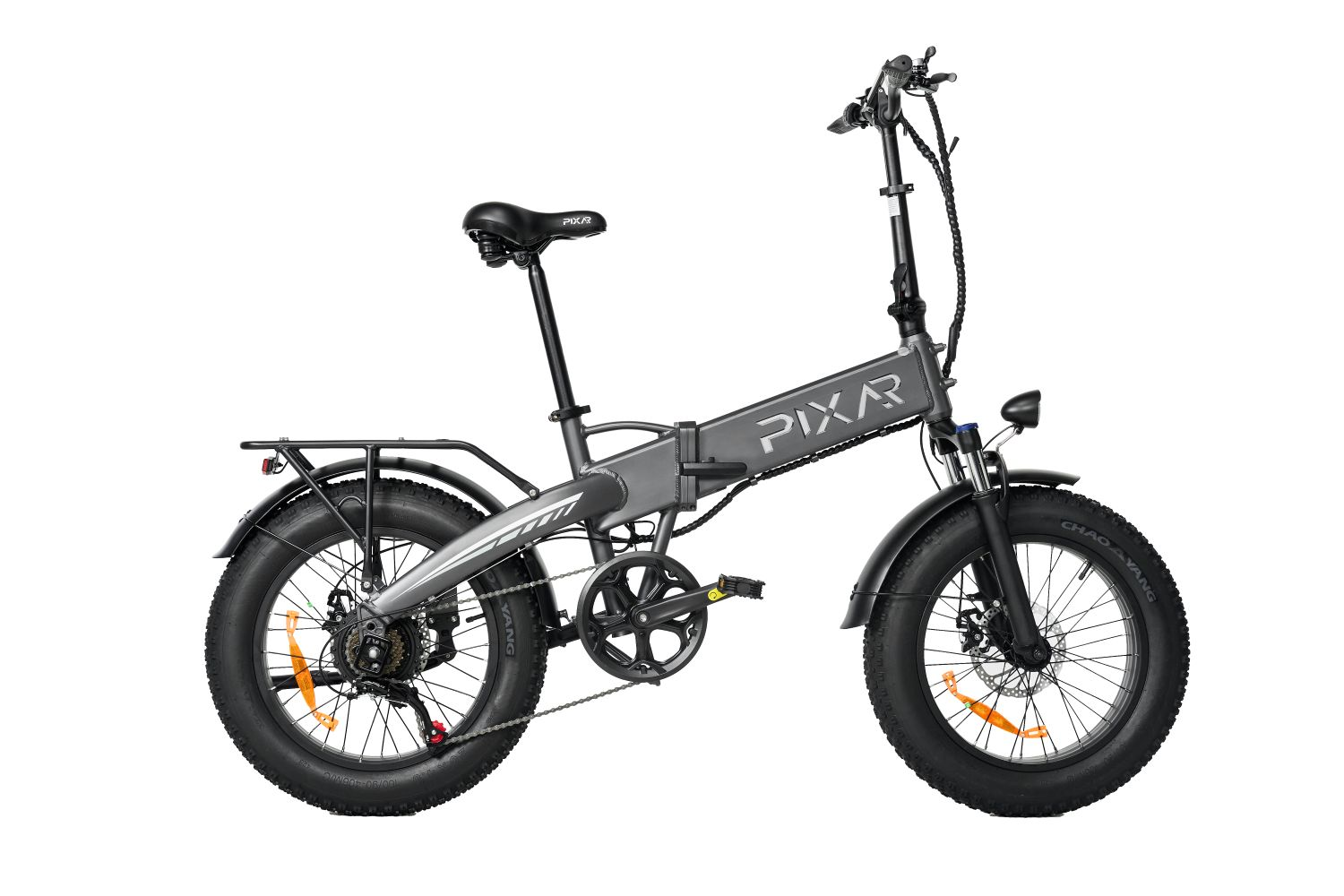 Bicicleta eléctrica plegable gris con neumáticos anchos, portaequipajes y luz.
