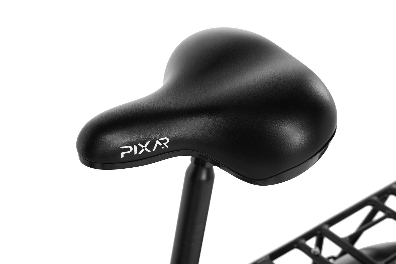 Asiento de bicicleta negro con logo PIXAR, primer plano sobre fondo blanco.