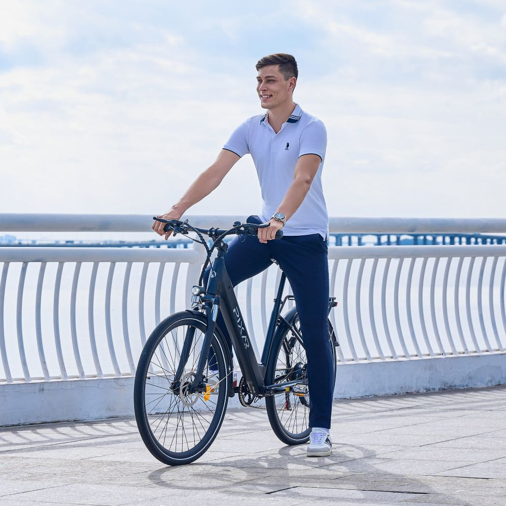 Un hombre en bicicleta en un puente durante el día.