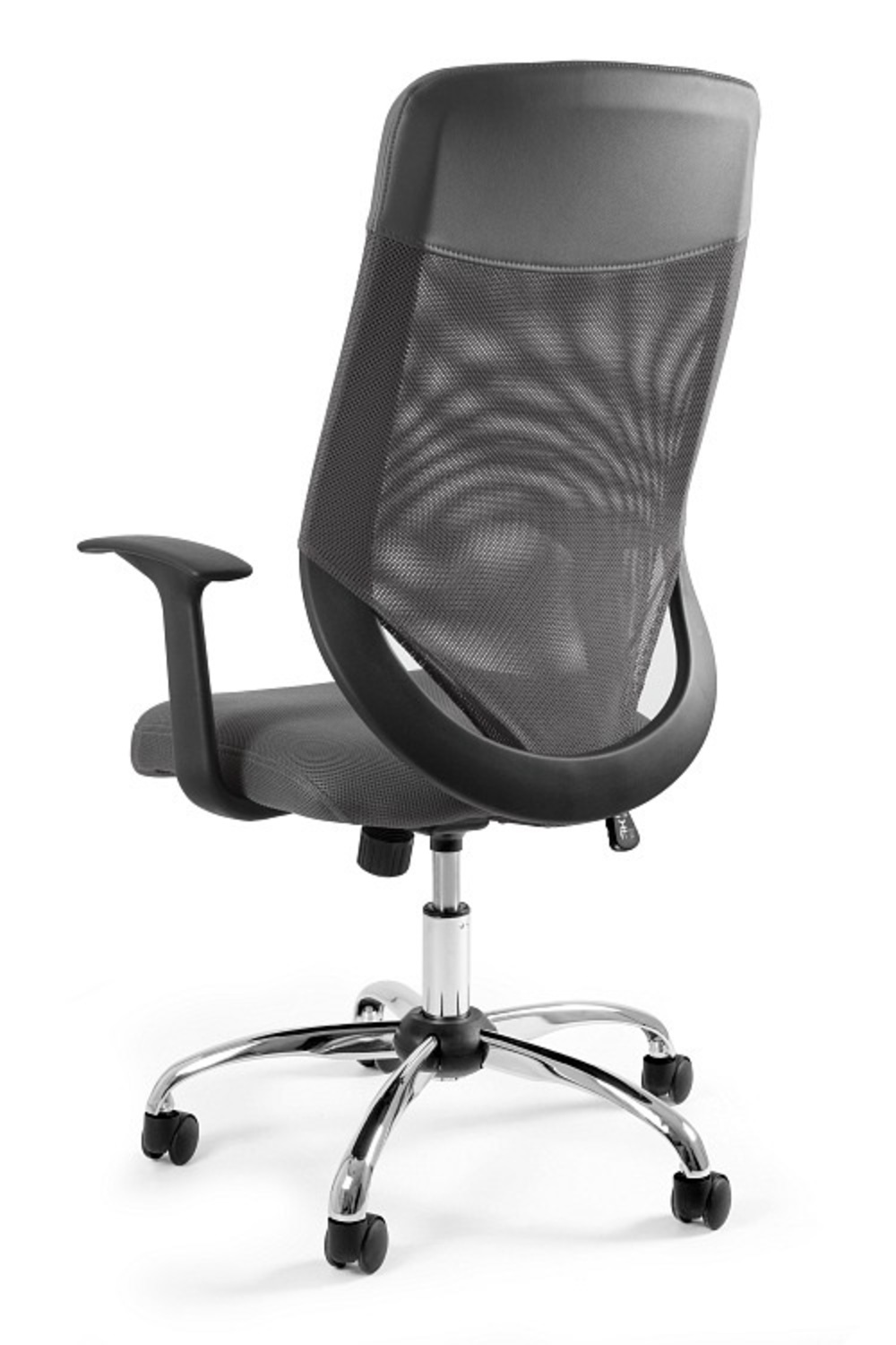Czarny fotel biurowy z siatkowym oparciem, podłokietnikami i chromowaną podstawą.